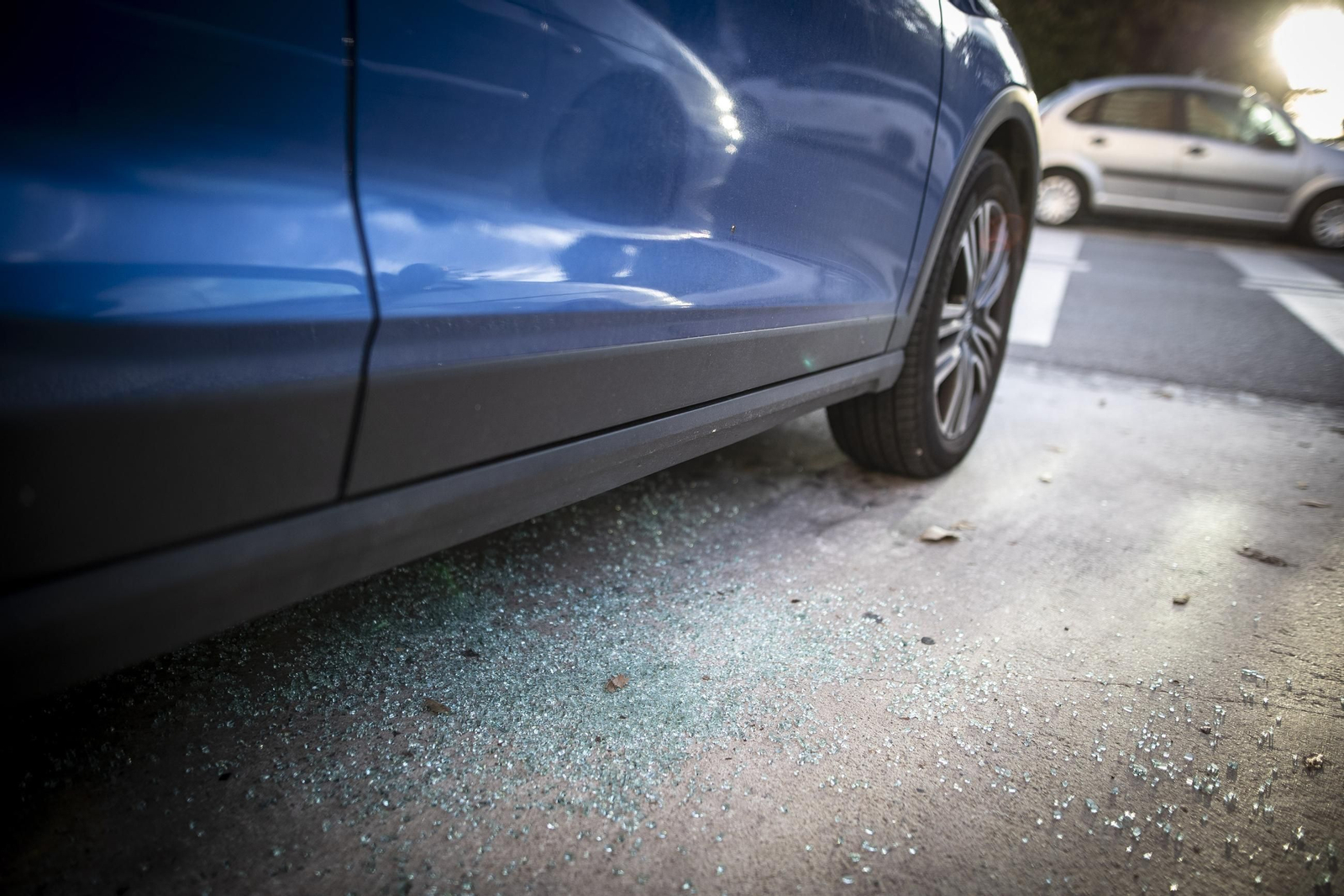Restos de una luna hecha trizas, en la Avenida Federico García Lorca.