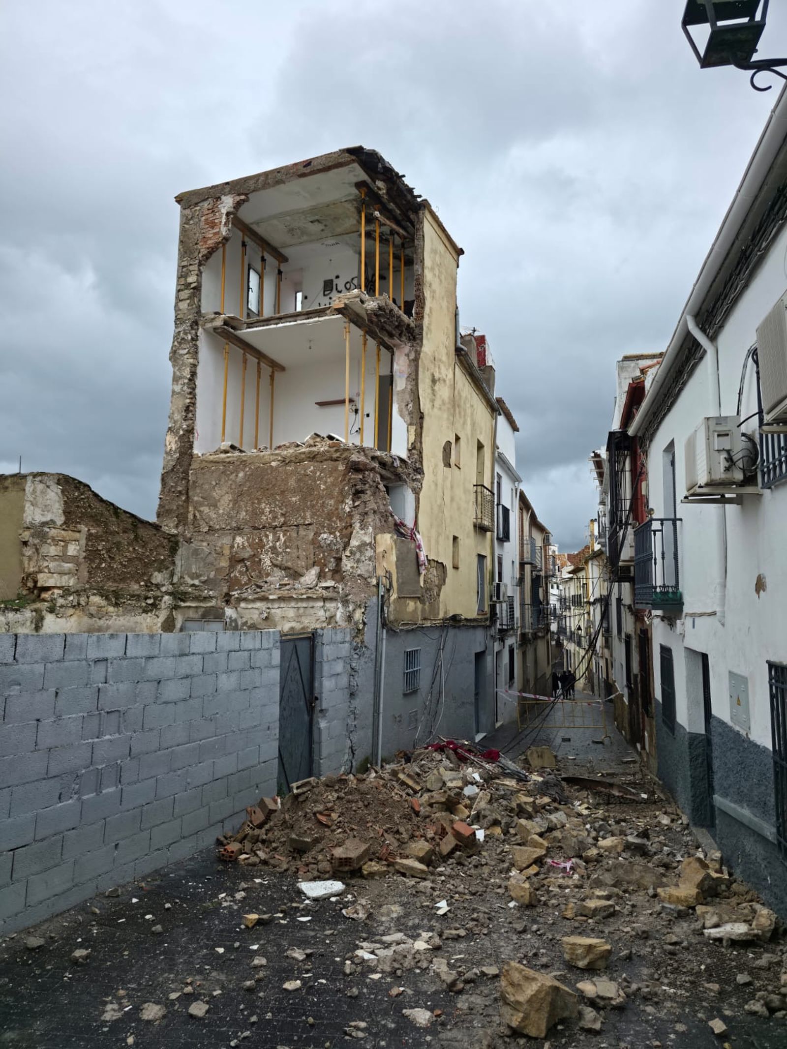 Edificio derruido en el casco histórico de Jaén.