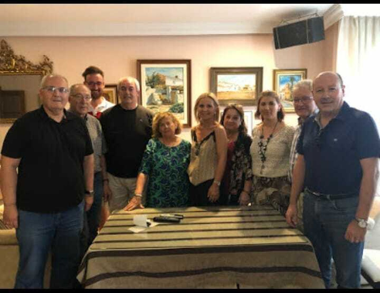 Miembros de la Junta Directiva del Paso Negro comunicando al pregonero su designación.