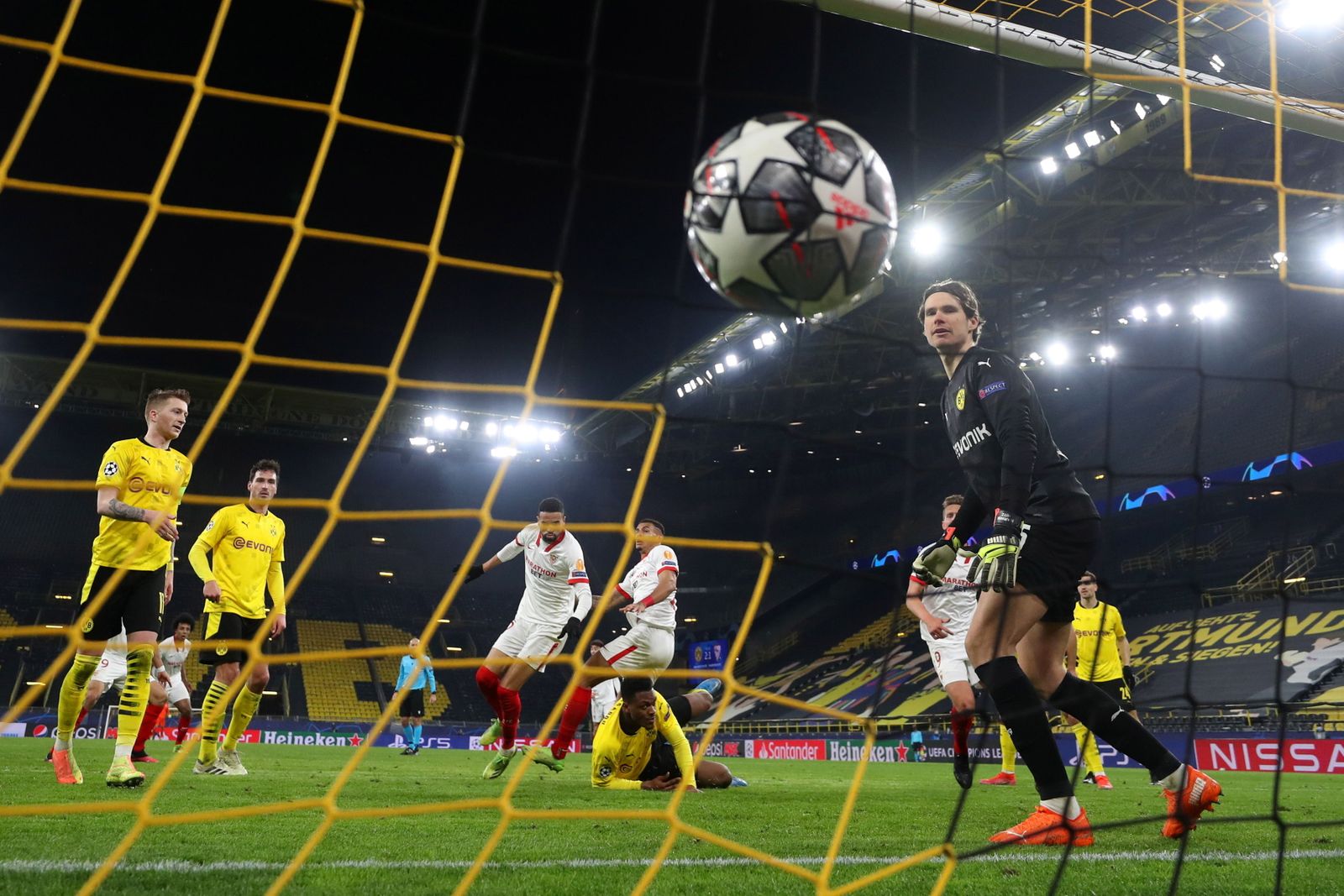En-Nesyri acaba de hacer el 2-2 que abrió la espita de la esperanza en Westfalenstadion.