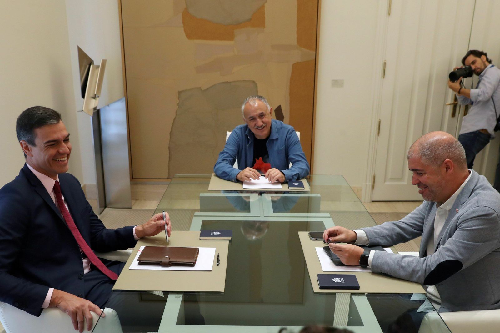 Pedro Sánchez sonríe antes de su reunión ayer en La Moncloa con los líderes de UGT, Pepe Álvarez (c), y Comisiones Obreras, Unai Sordo.