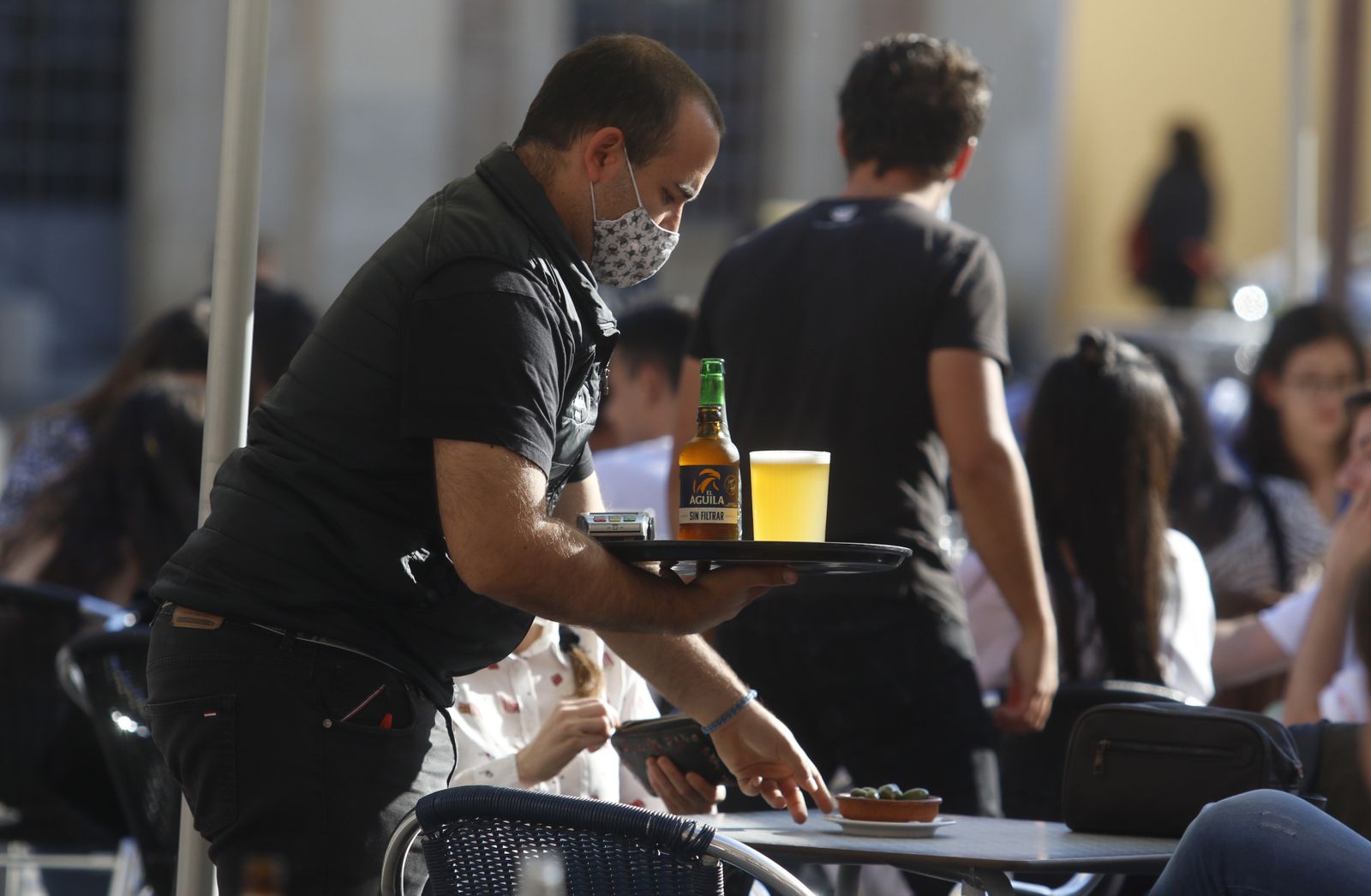Un trabajador en una terraza.