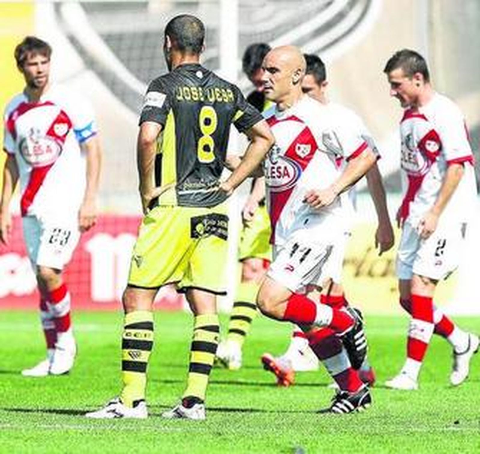 José Vega, desolado tras uno de los goles del Rayo.