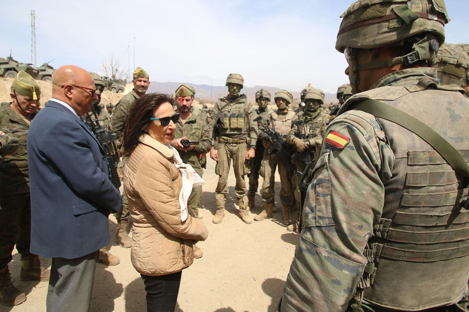 Imágenes de la visita de la ministra de Defensa a la base militar de Viator