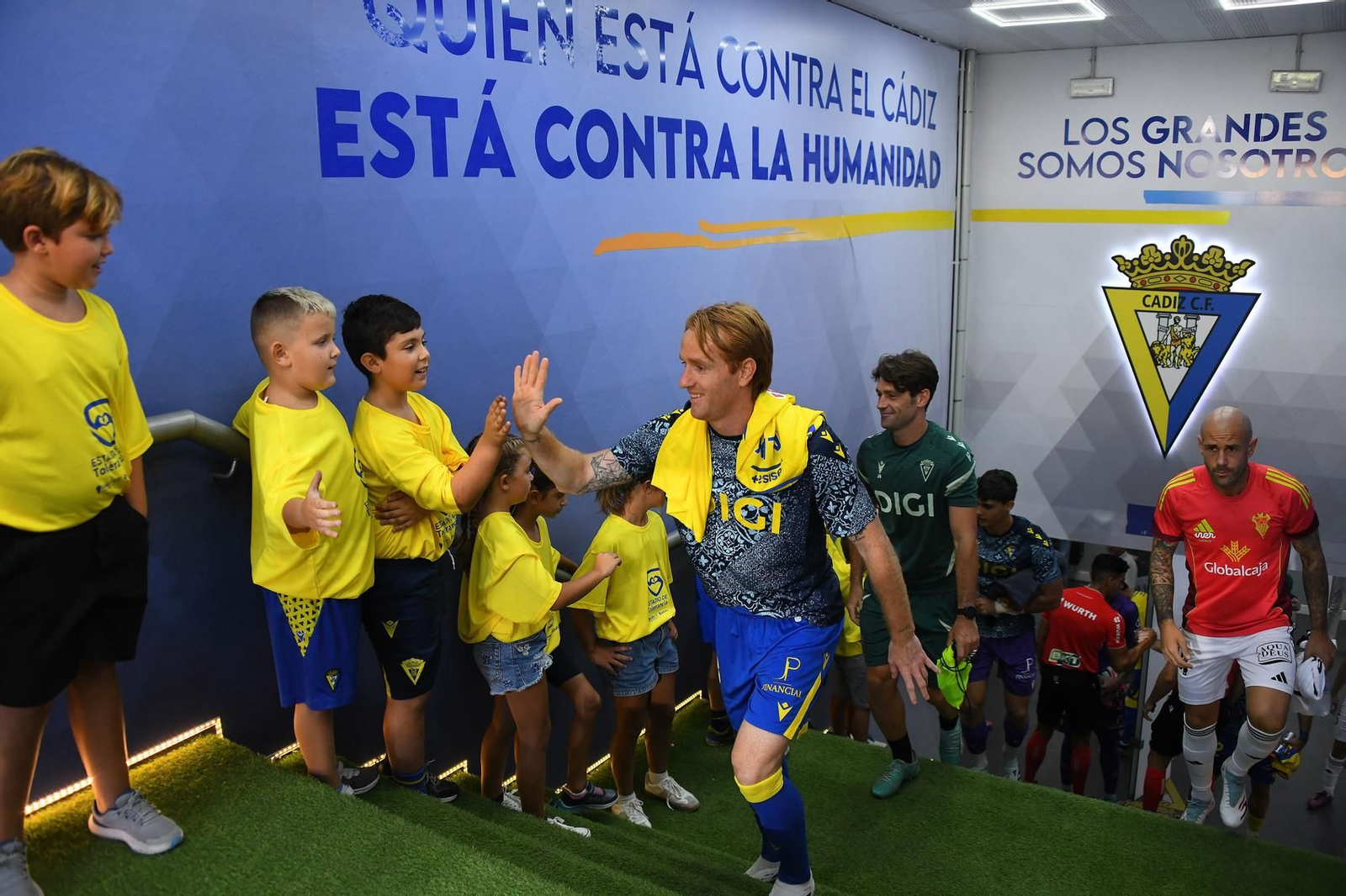 Álex saluda a unos jóvenes antes del Cádiz-Albacete.