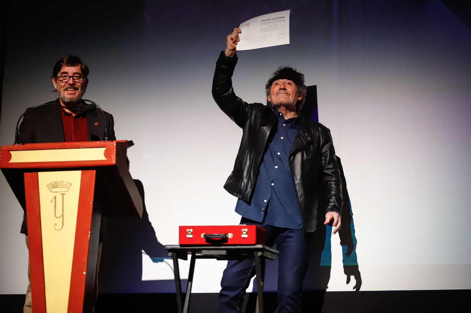 Miguel Ríos entrega un legado al Instituto Cervantes y ofrece un concierto en el Teatro Isabel la Católica