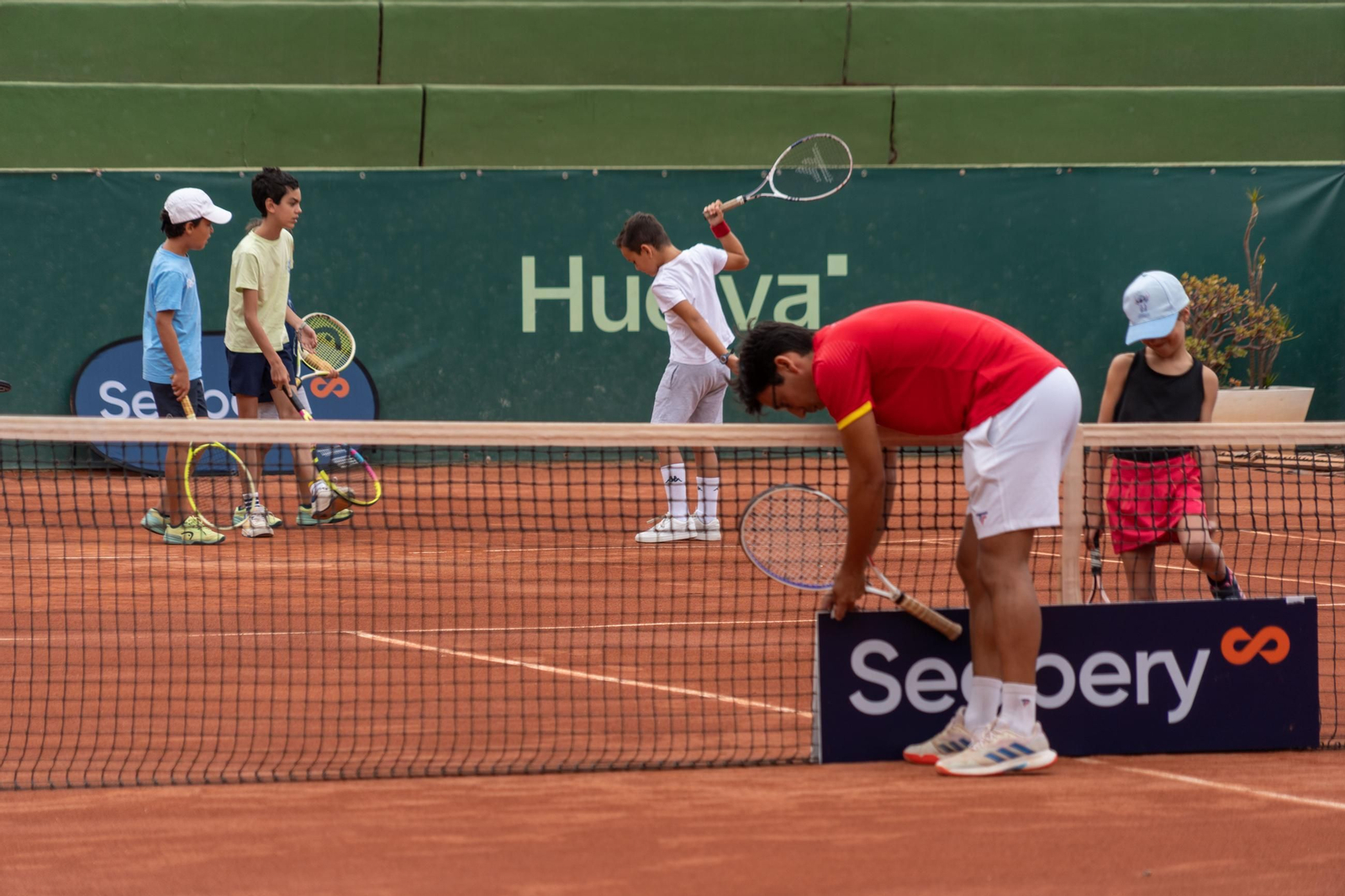 Imágenes del Clinic con Paula Badosa, Jessica Bouzas y los alumnos de la escuela del Real Club Recreativo de Tenis de Huelva  