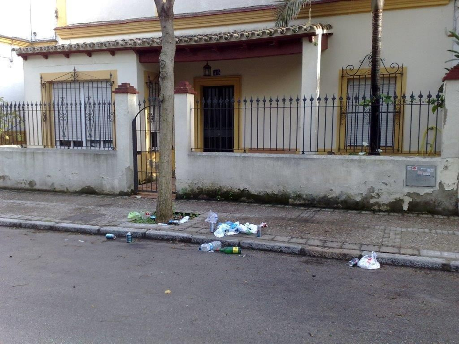 Restos del ‘botellón’ en una calle de la barriada España