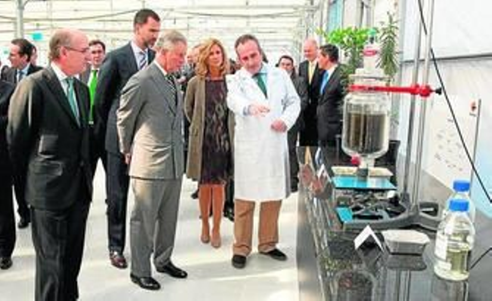 Los príncipes y la ministra Garmendia atienden al proyecto de las microalgas.