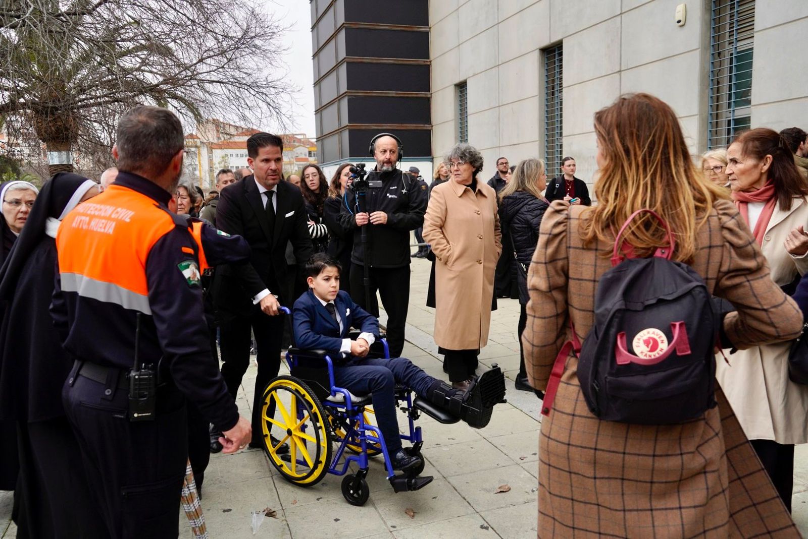 Cierran las puertas del Carolina Marín: fotos del ambiente previo a la Misa funeral en Huelva