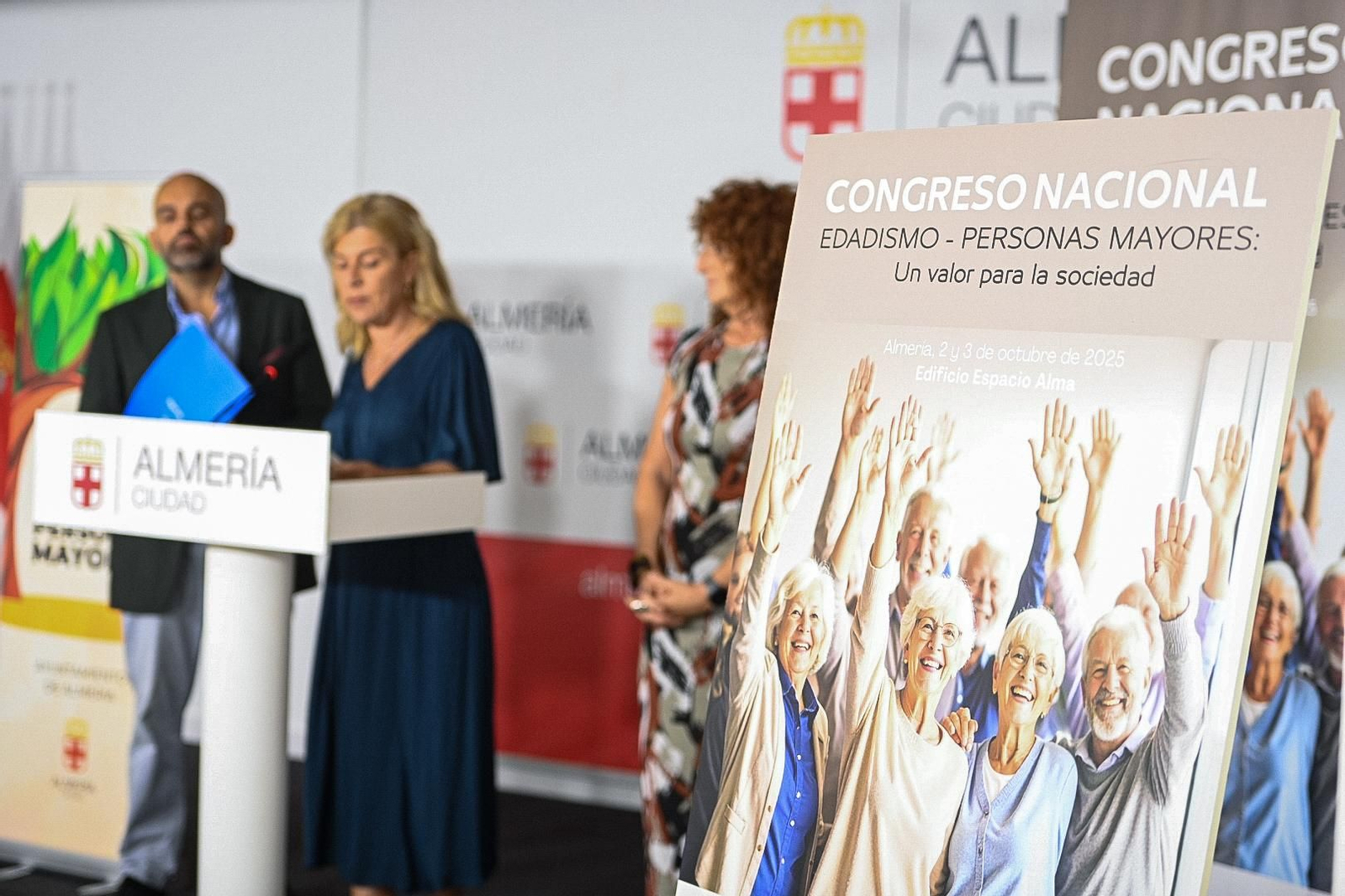 Primer plano del cartel del Congreso Nacional en la presentación del programa por el Día Internacional de las Personas Mayores