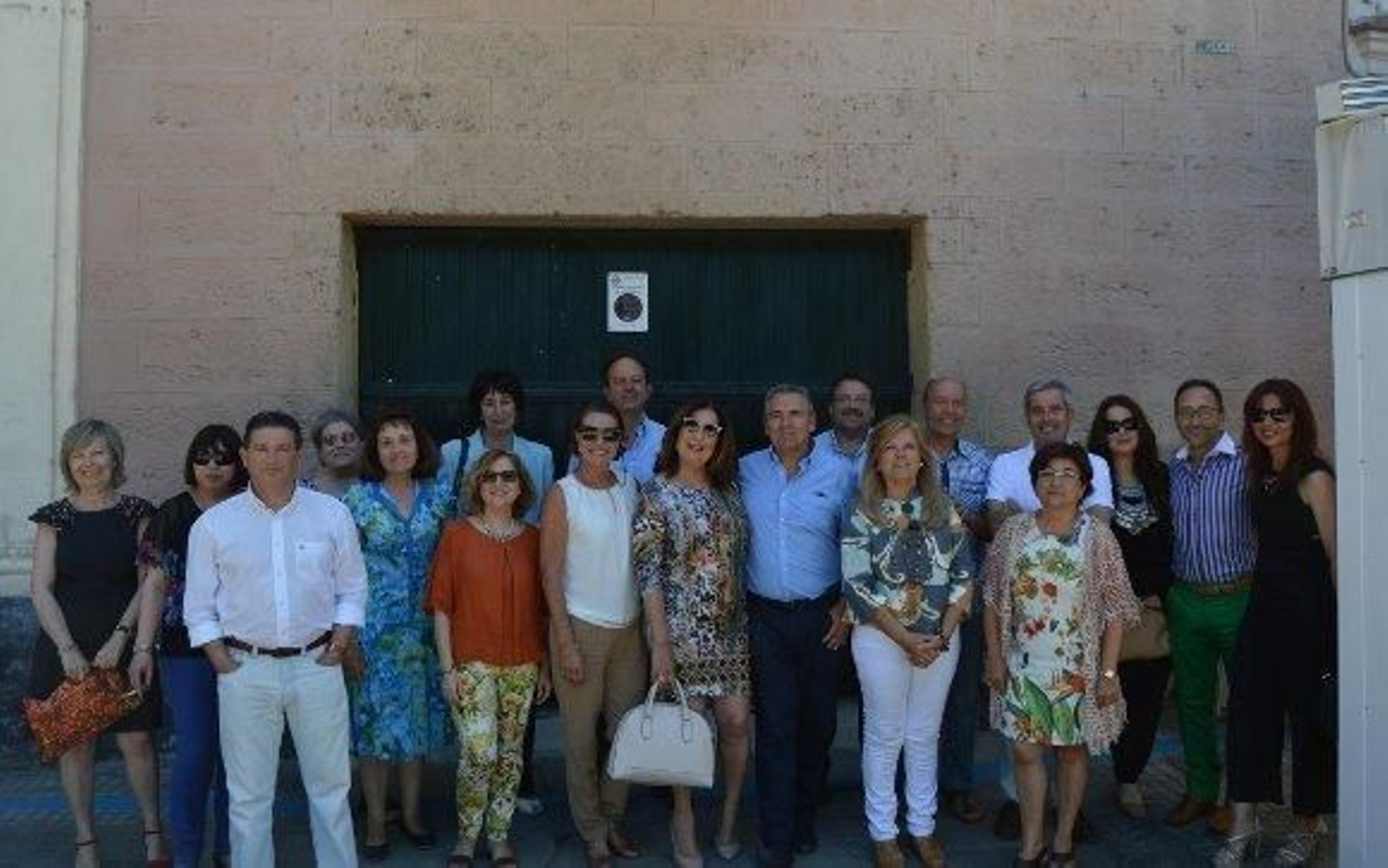 El homenanejado Juan Campllonch León, con el grupo de compañeros que asistieron al almuerzo con motivo de su jubilación en la Taberna 'El Anteojo'.  Foto: Ignacio Casas de Ciria