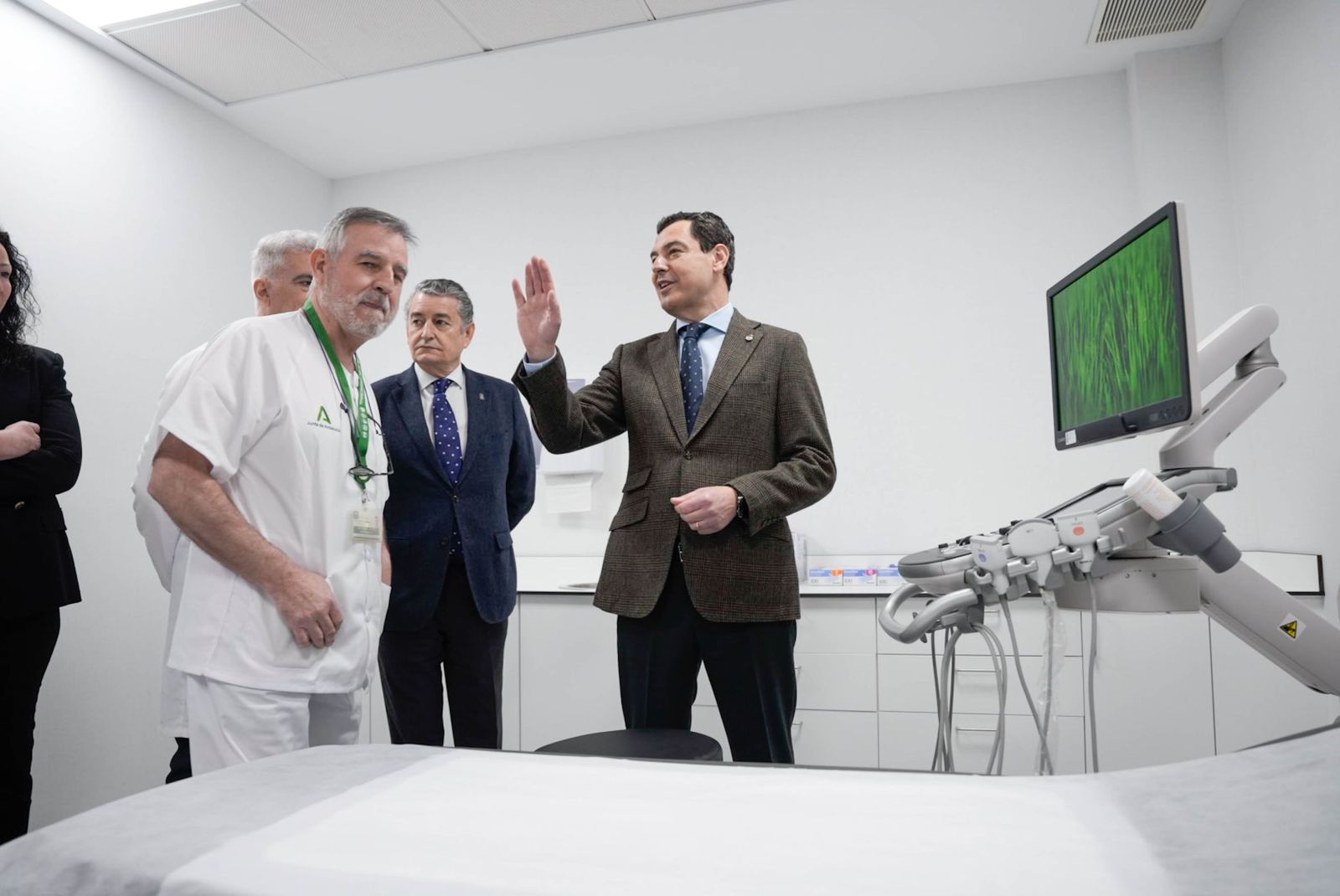 El presidente de la Junta de Andalucía, Juanma Moreno, durante su visita al Hospital de Torrecárdenas.