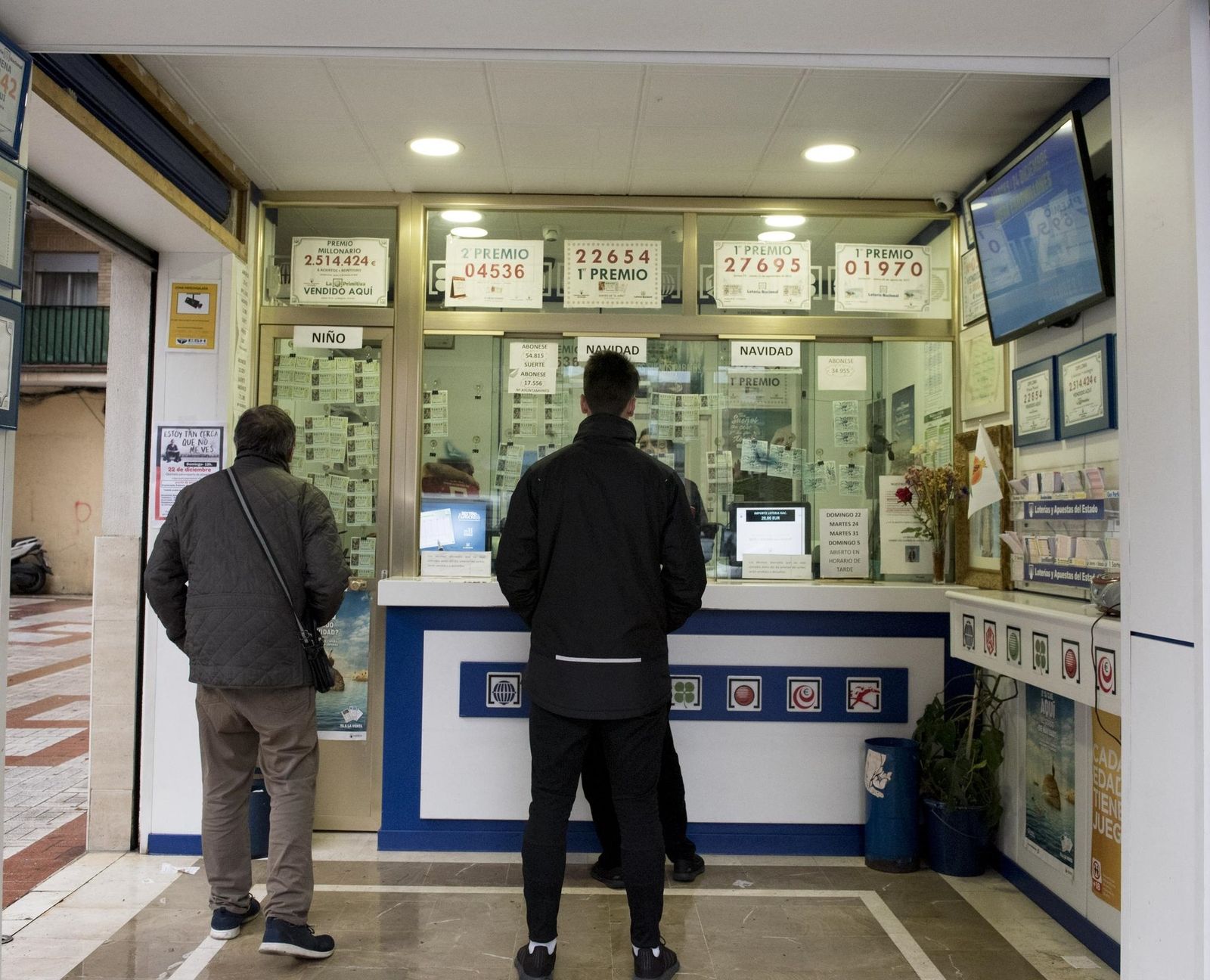 Varias personas en una administración de lotería de Córdoba.