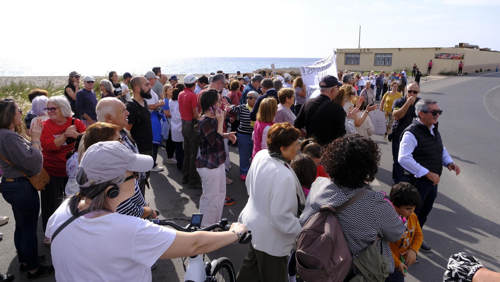 Los vecinos de Costacabana se manifiestan por el arreglo de su rambla, en imágenes