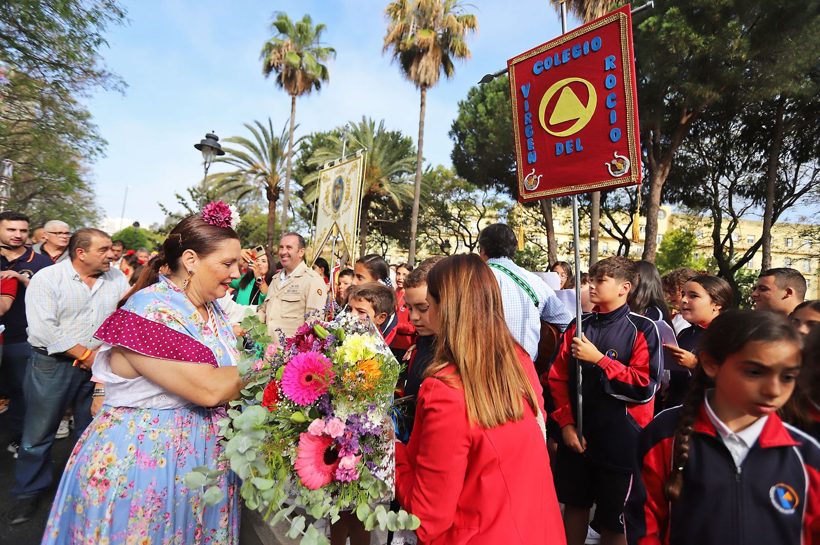 El Rocío 2023: Imágenes de la Hermandad de Emigrantes en su salida de Huelva