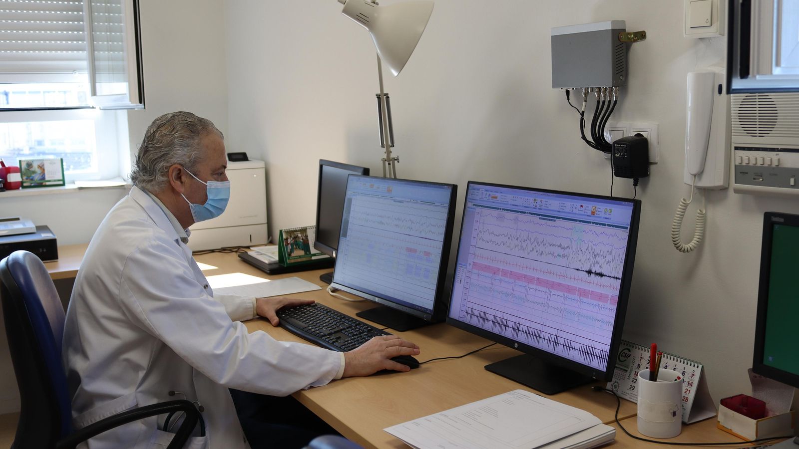 El doctor Bernabé Jurado consulta los resultados de una prueba a un paciente.