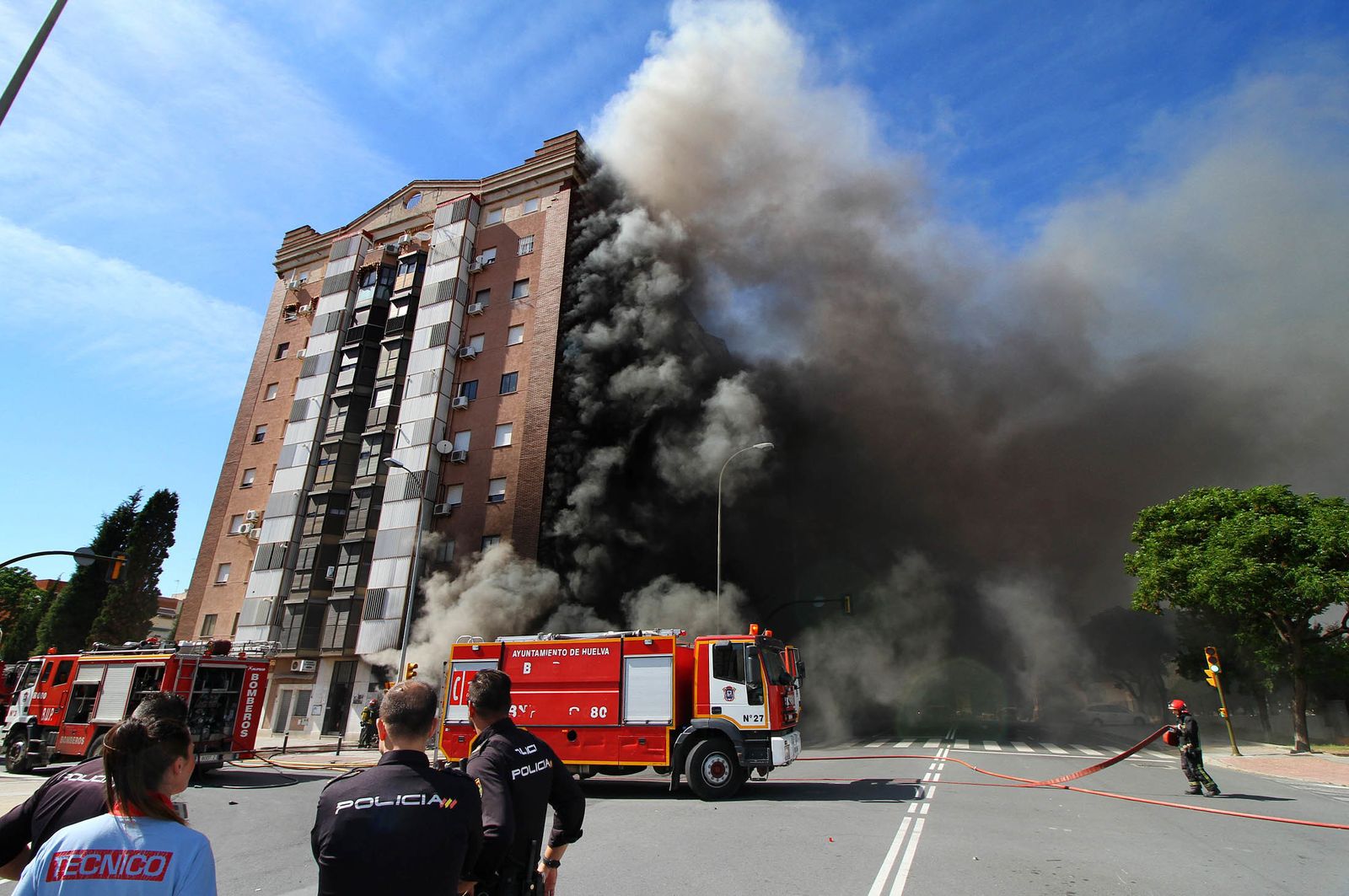 Imágenes del incendio de un bazar en la avenida de Santa Marta.