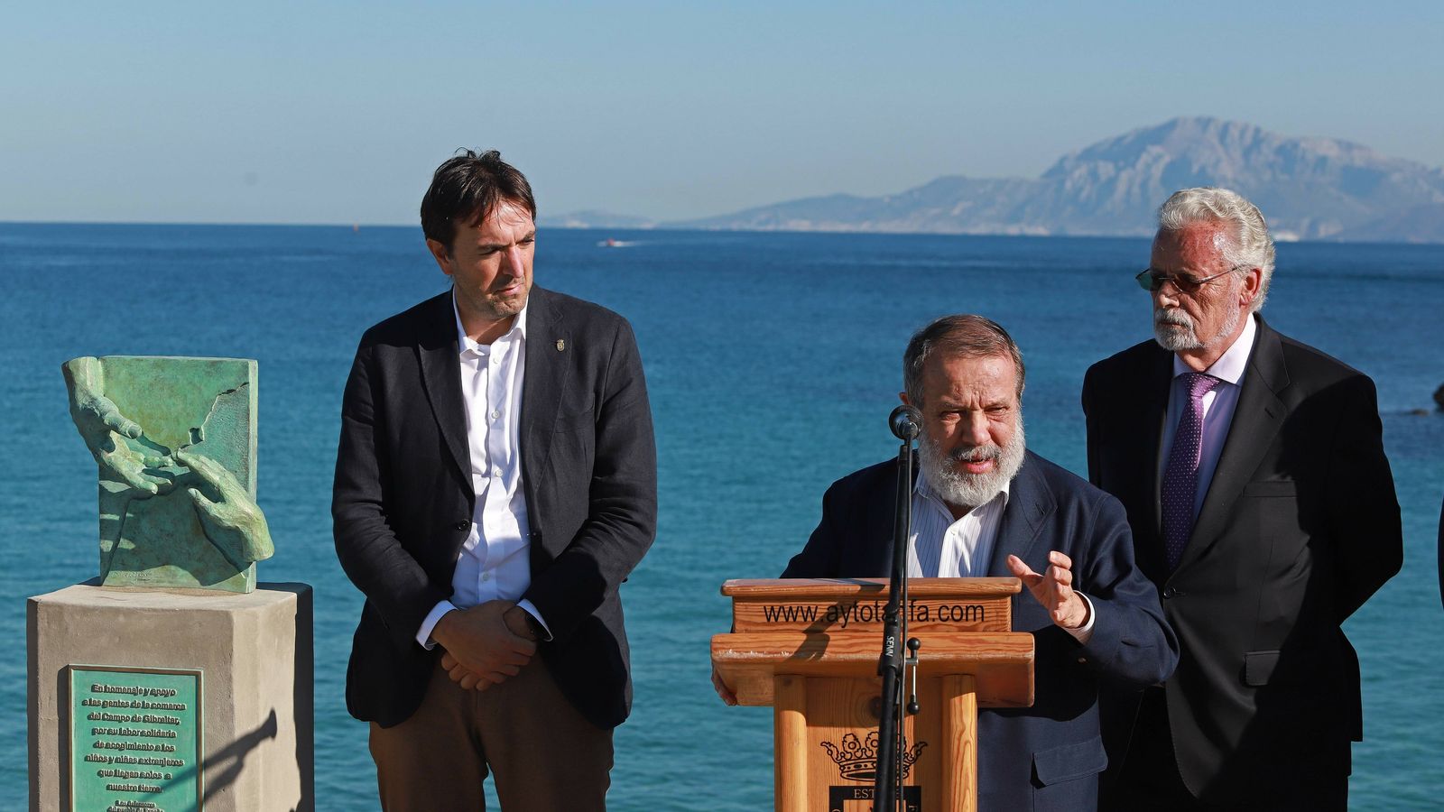 Los defensores del pueblo inauguran la estatua que han regalado a Tarifa junto al alcalde del municipio