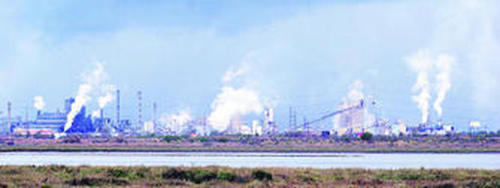 Parte del Polo Químico onubense, al borde de la Ría de Huelva.