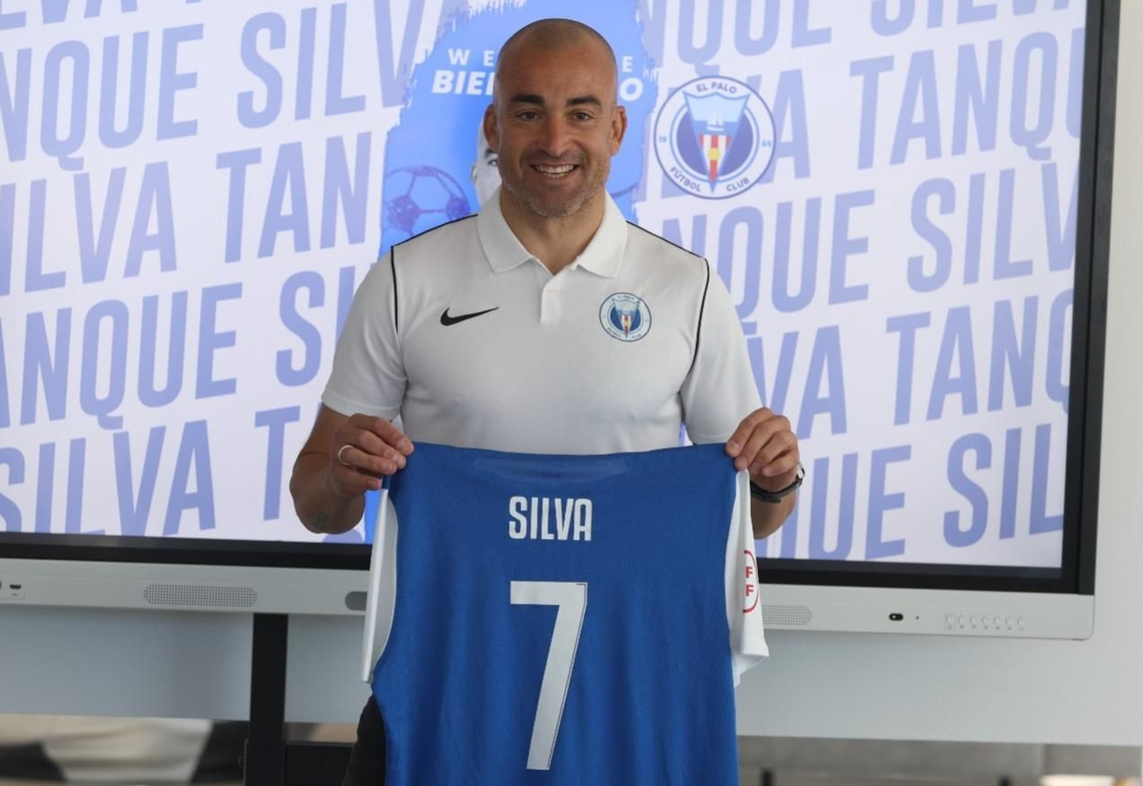 'Tanque' Silva ya posa como jugador de El Palo FC 'Tanque' Silva ya posa como jugador de El Palo FC