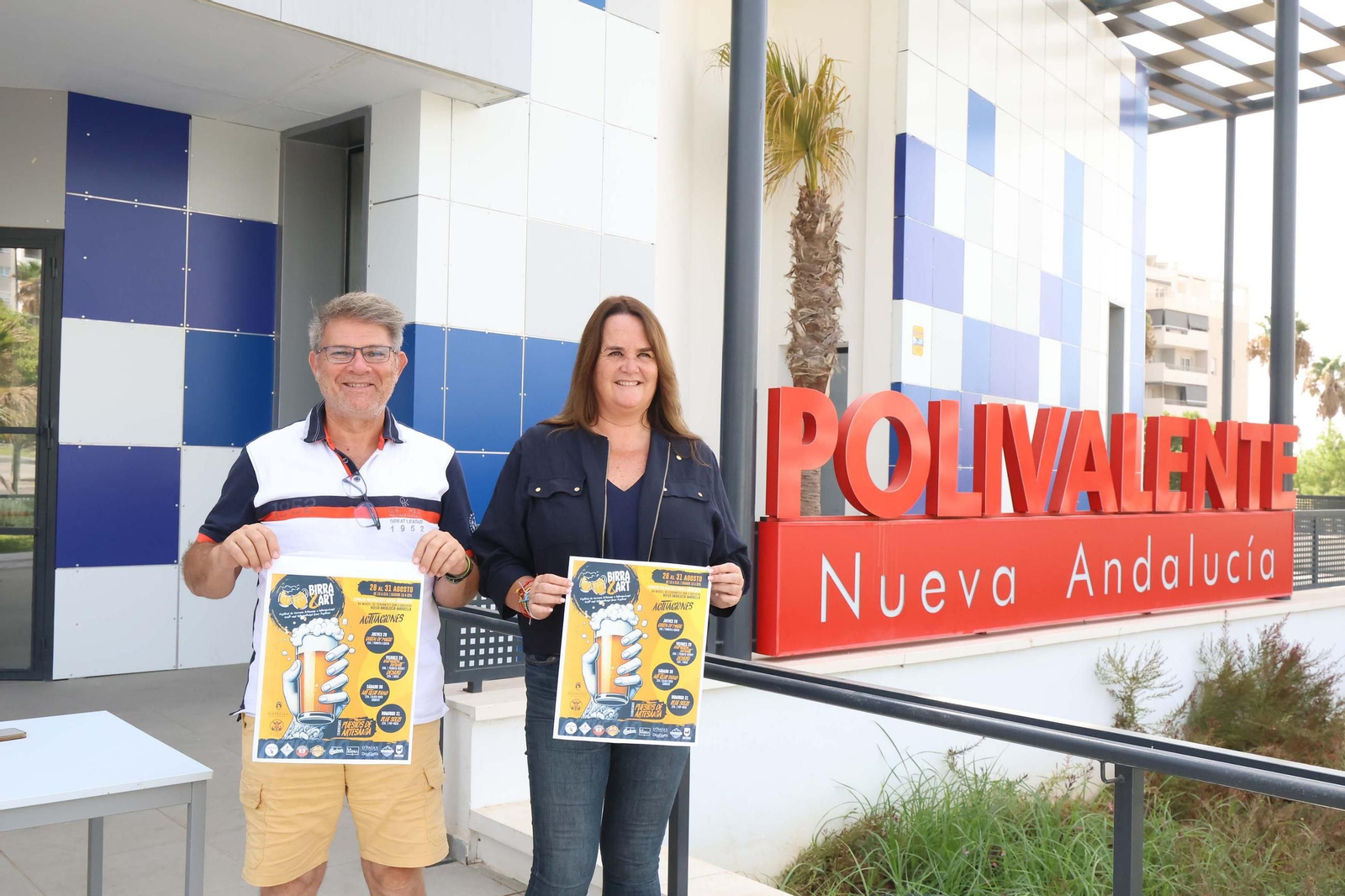 La concejala del distrito de Nueva Andalucía, Vanessa Ortiz de Zárate, y el organizador del festival ‘Birra & Art’, José Miguel Macías.