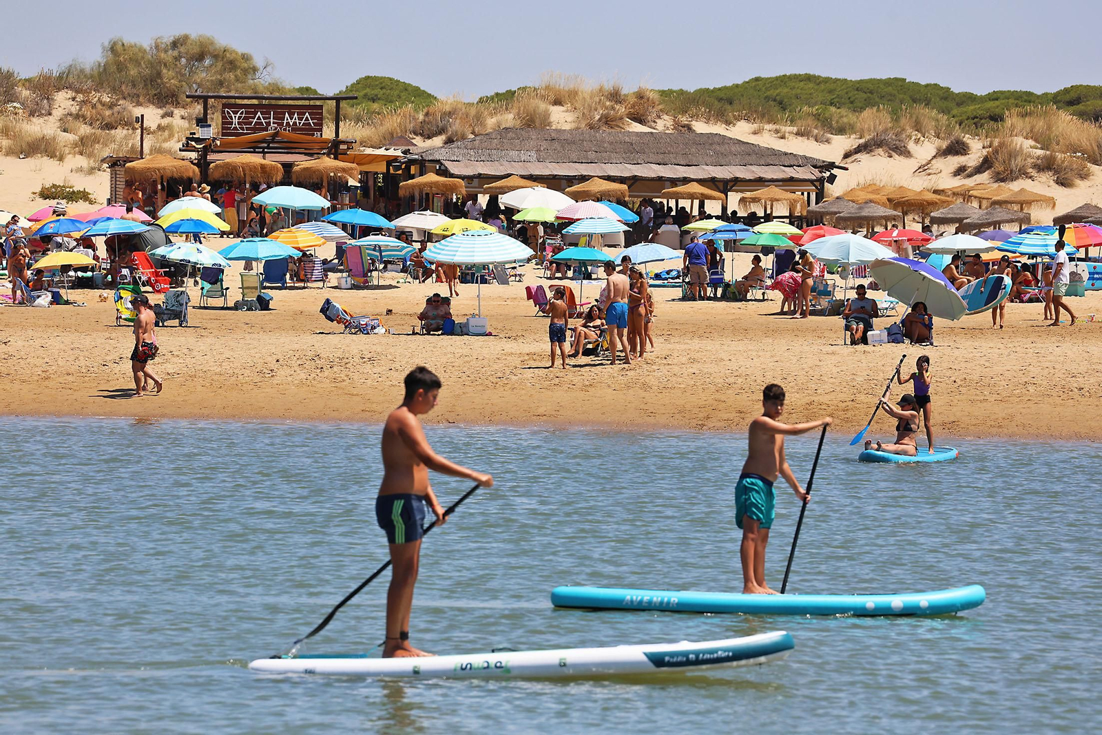 Ambiente en las playas de Huelva en la mañana de domingo