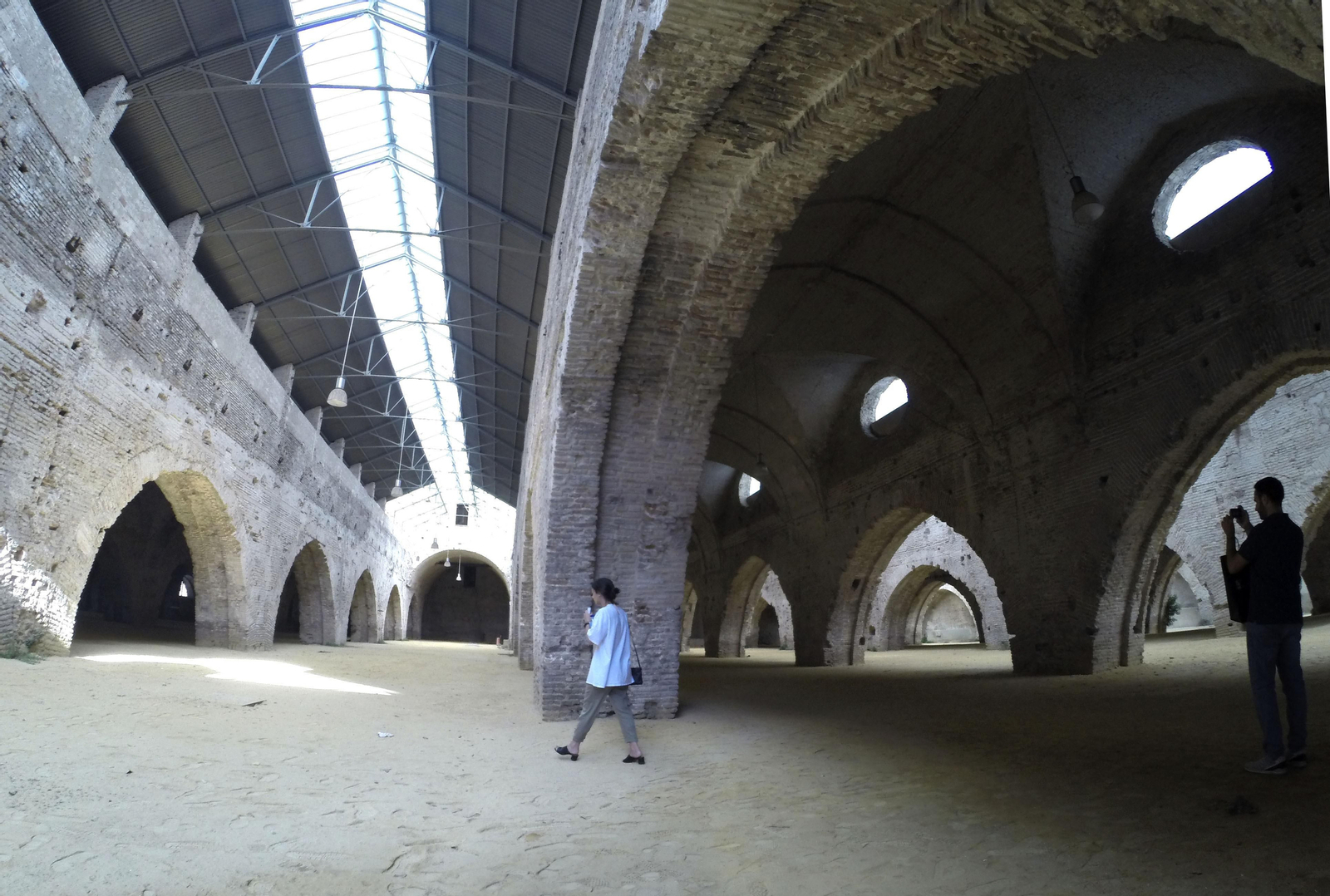 El contraste de luces y sombras en el interior de las Atarazanas.