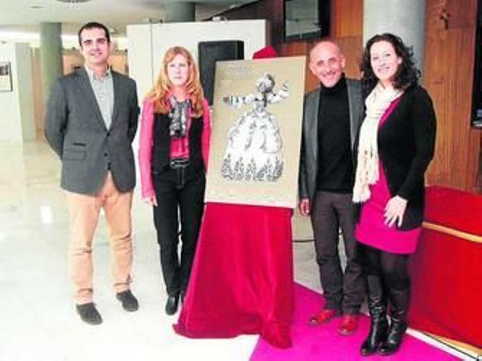 Ramón Fernández-Pacheco con María Dolores Ortega, Basilio Romero y María Vázquez con el cartel. Ramón Fernández-Pacheco con María Dolores Ortega, Basilio Romero y María Vázquez con el cartel.