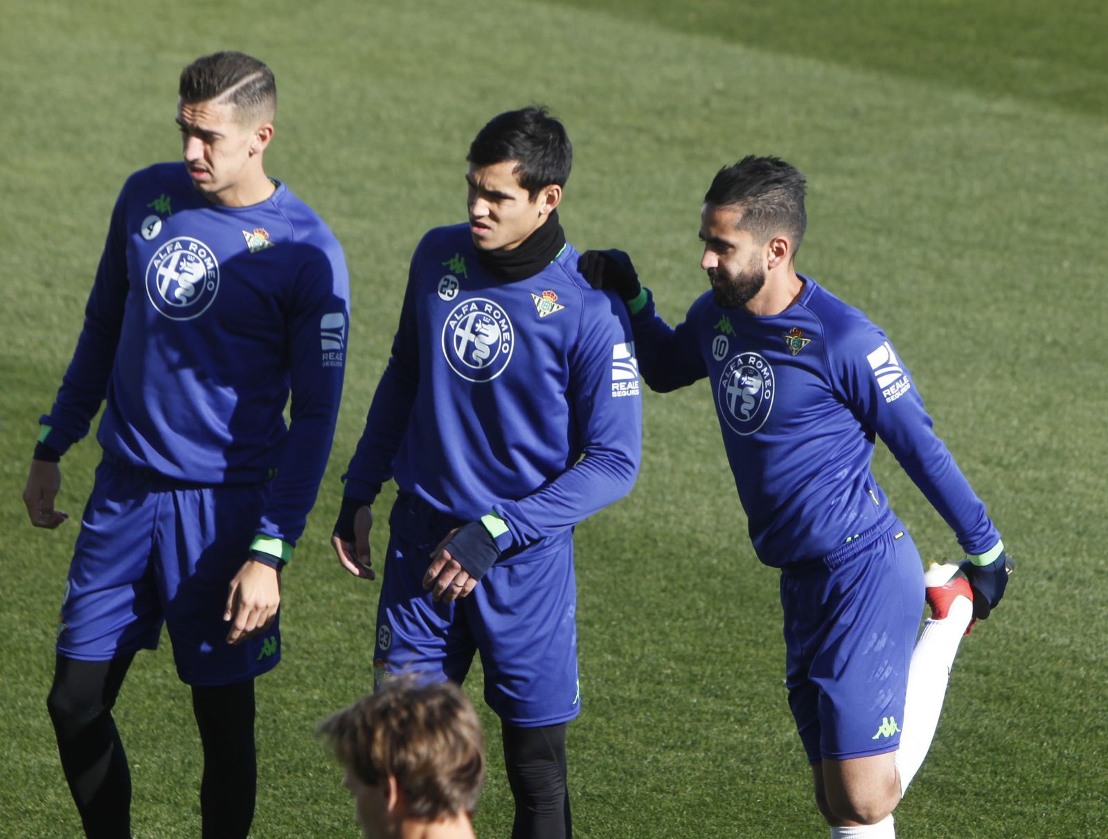 Mandi, entre Feddal y Boudebouz en el entrenamiento.