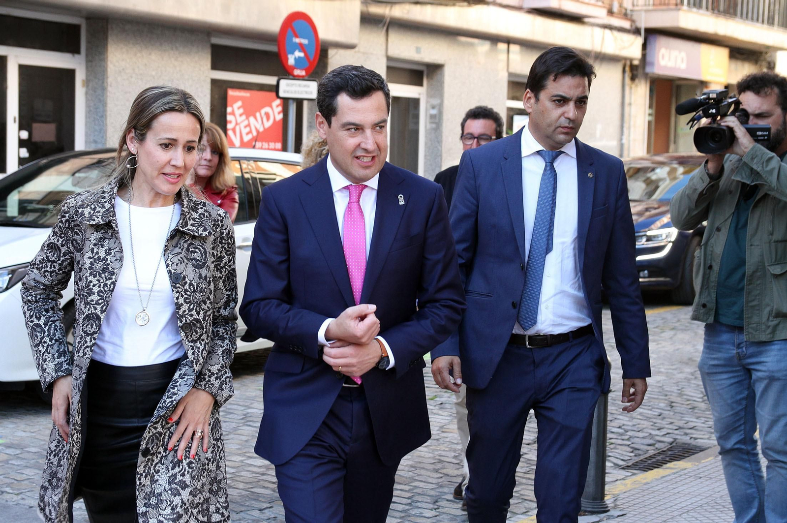 Juanma Moreno se reúne con Gabriel Cruz en el Ayuntamiento, en imágenes