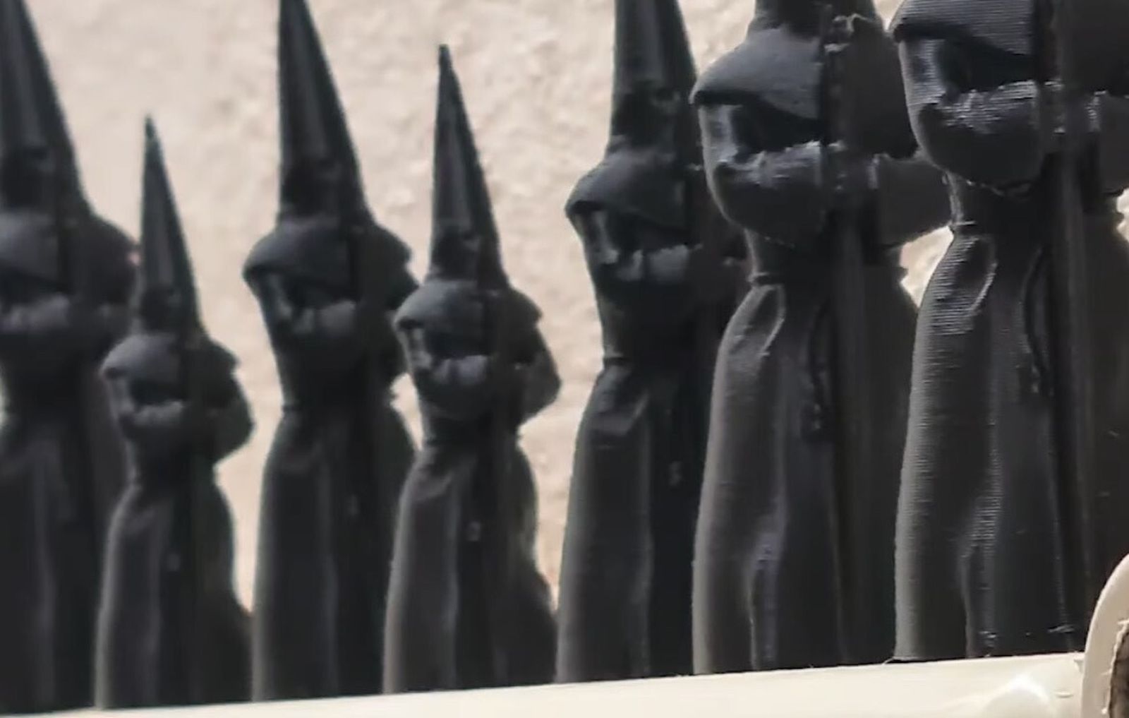 ¿Has visto una figura de un nazareno escondido en Sevilla? Se trata de un reto del artista Jonzi