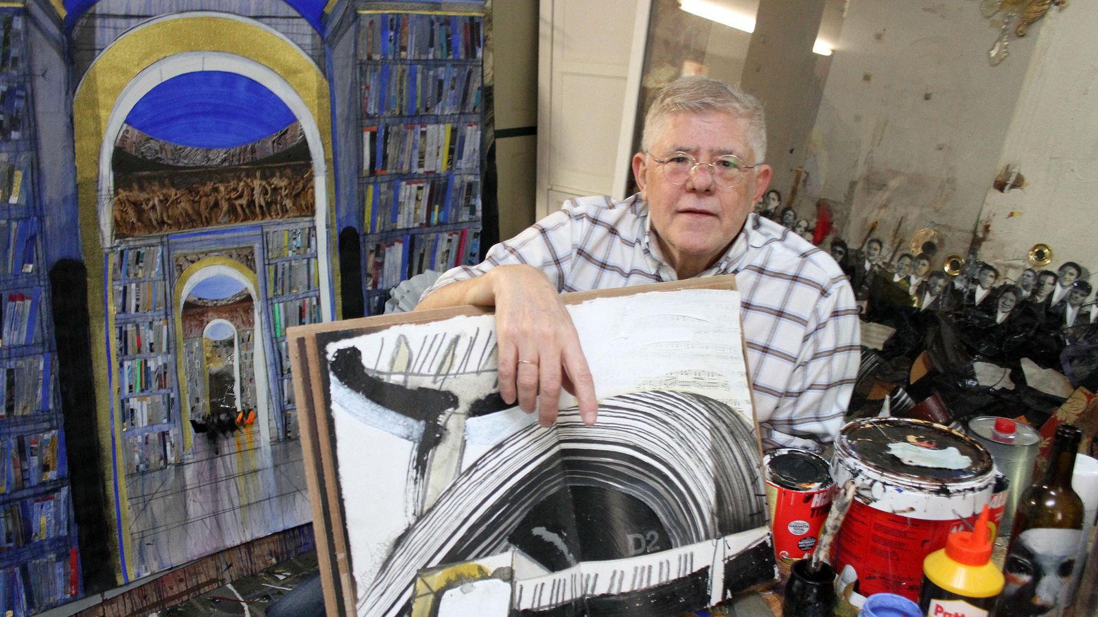Juan Carlos Castro en su estudio de trabajo.