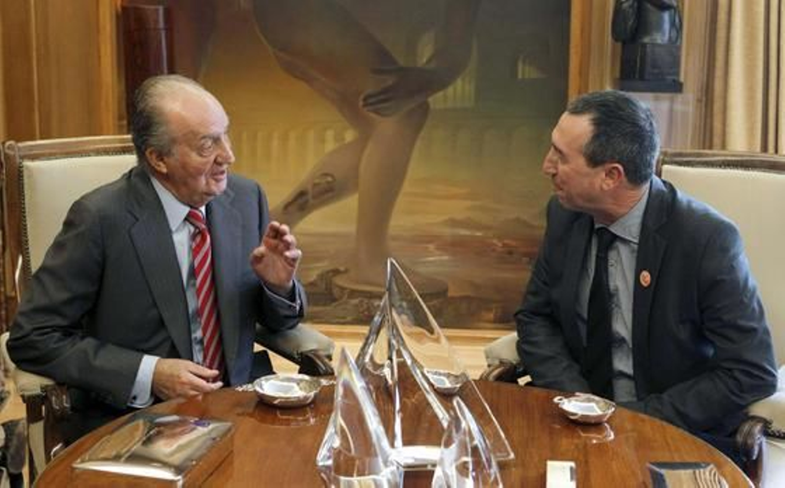 El rey conversa con el diputado de Roda Bloc-Iniciativa-Verds-Equo-Coalició Compromís

Foto: EFE