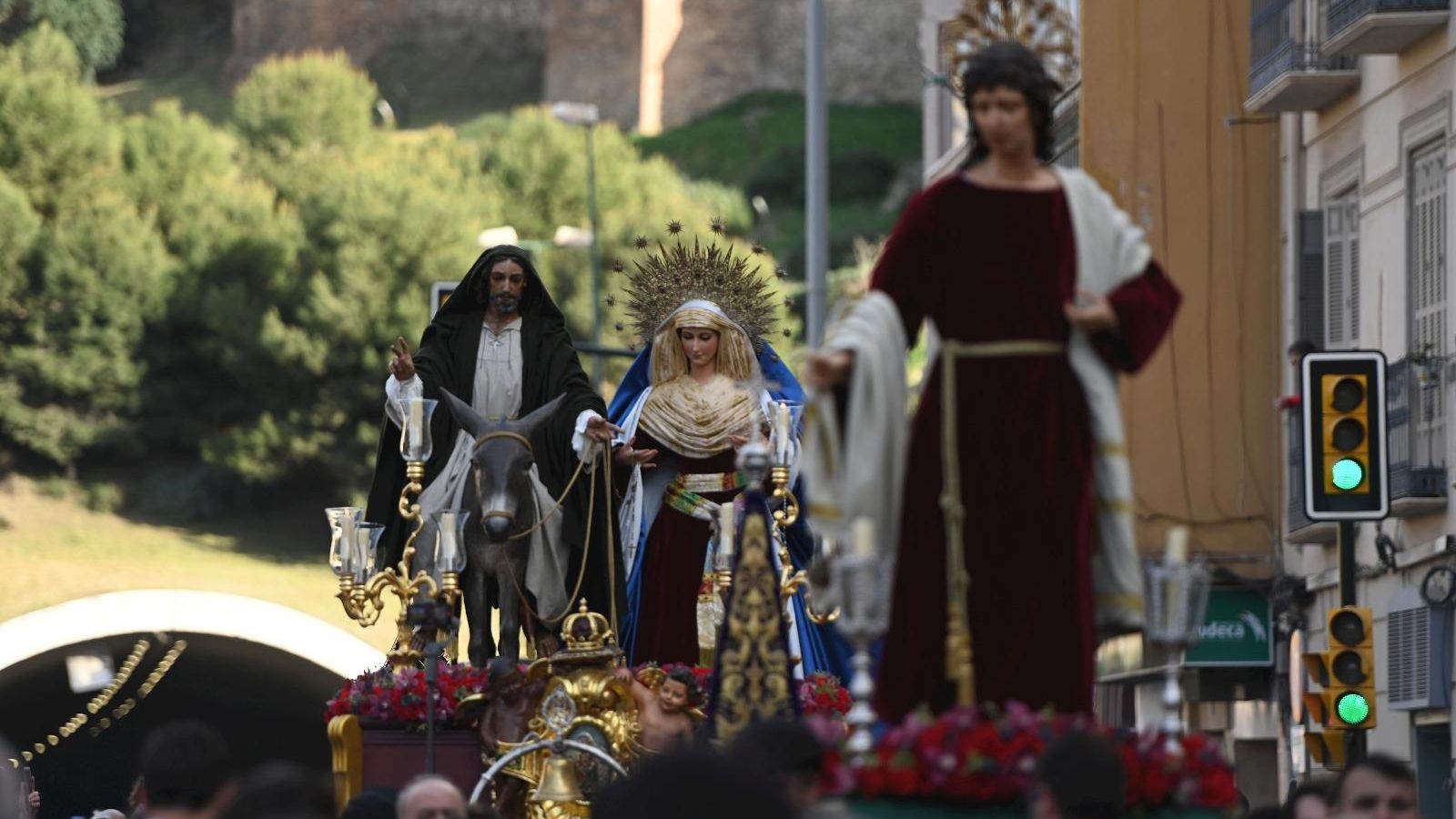 Traslado Pollinica por la plaza de la Merced
