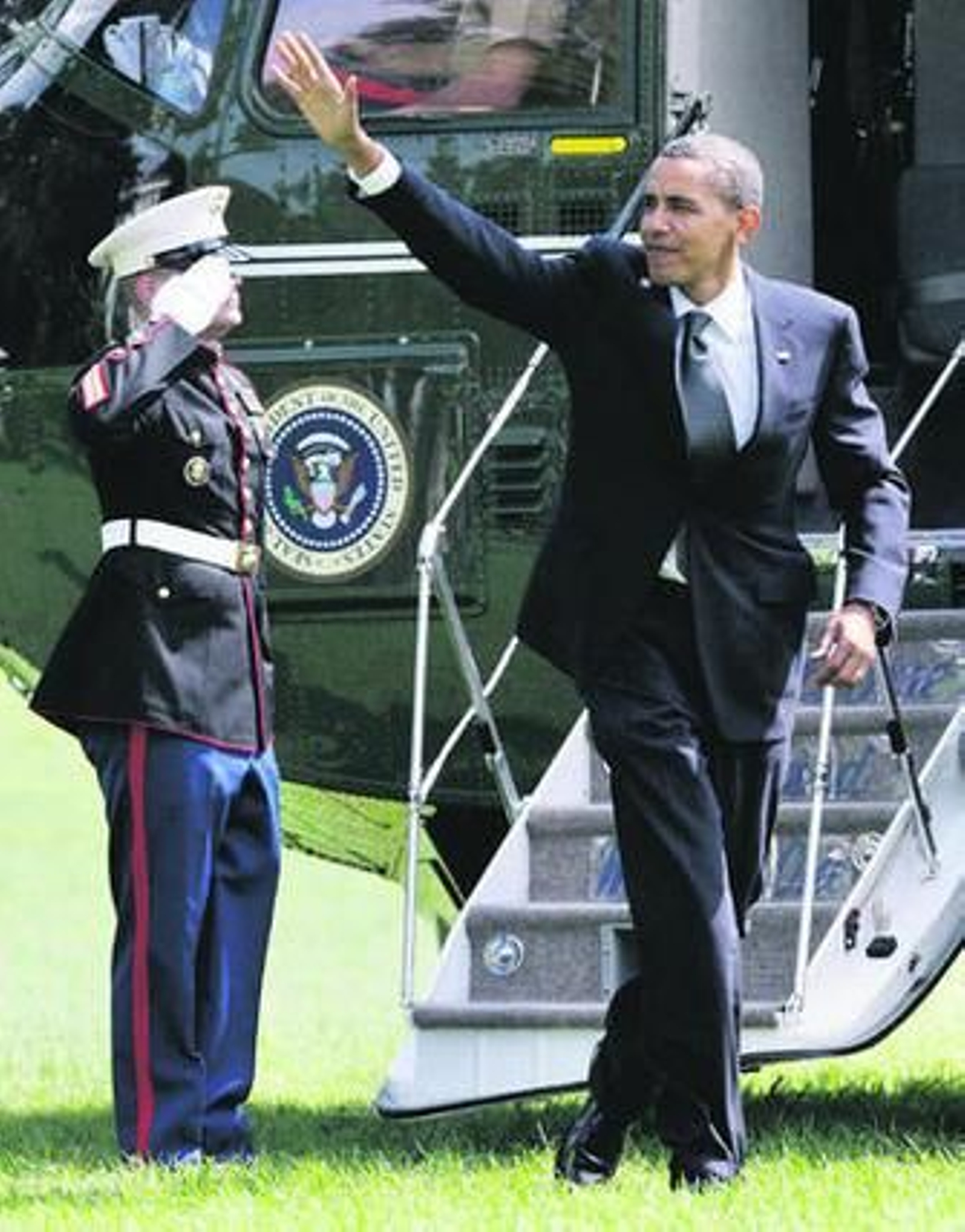 El presidente Obama saluda tras aterrizar en la Casa Blanca.