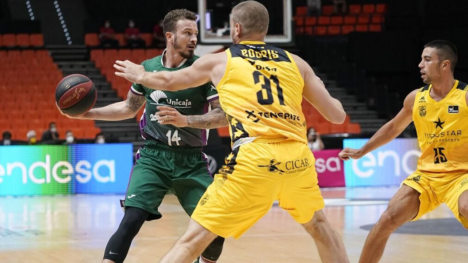 Adams, con la pelota ante Bogris en el choque del miércoles.