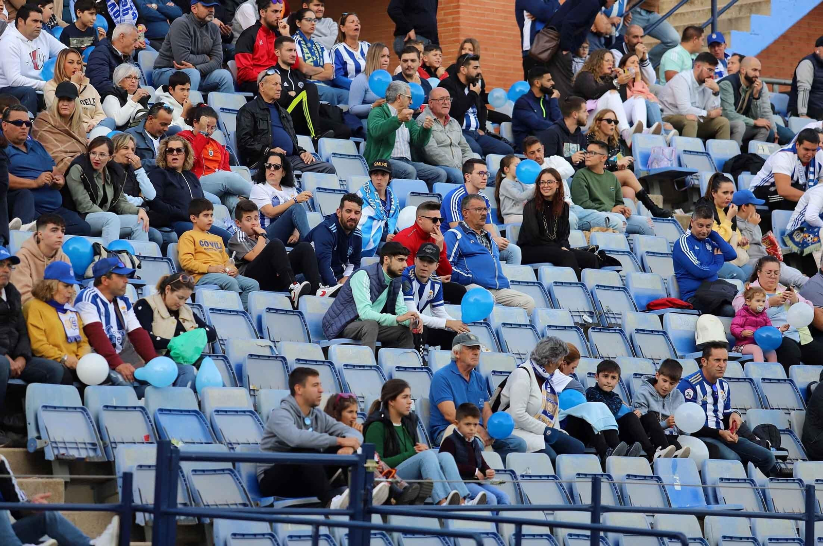 Imágenes del ambiente en las gradas del Nuevo Colombino