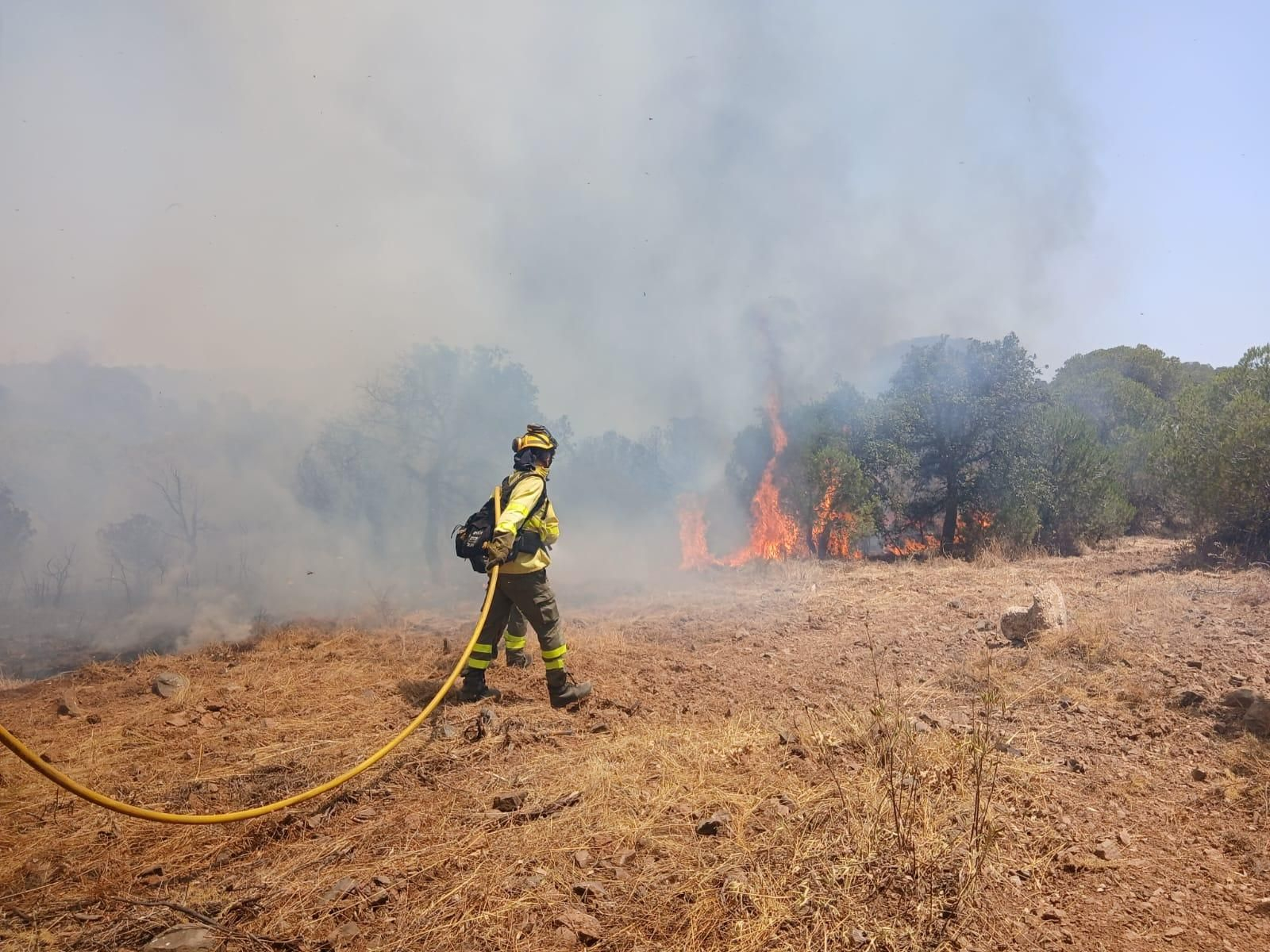 Un bombero del Infoca en el lugar del incendio de este domingo en Villablanca.