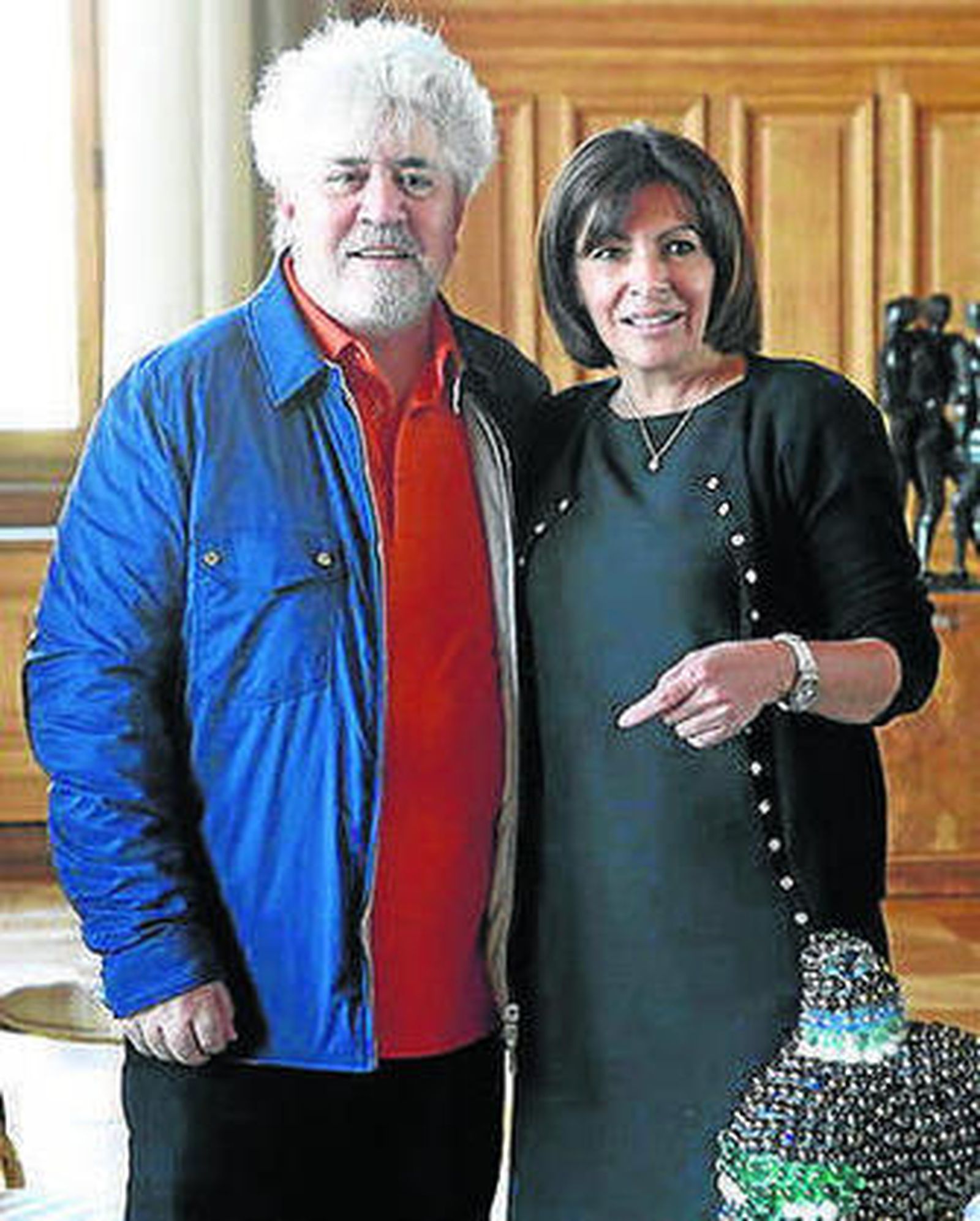 Anne Hidalgo y Almodóvar.