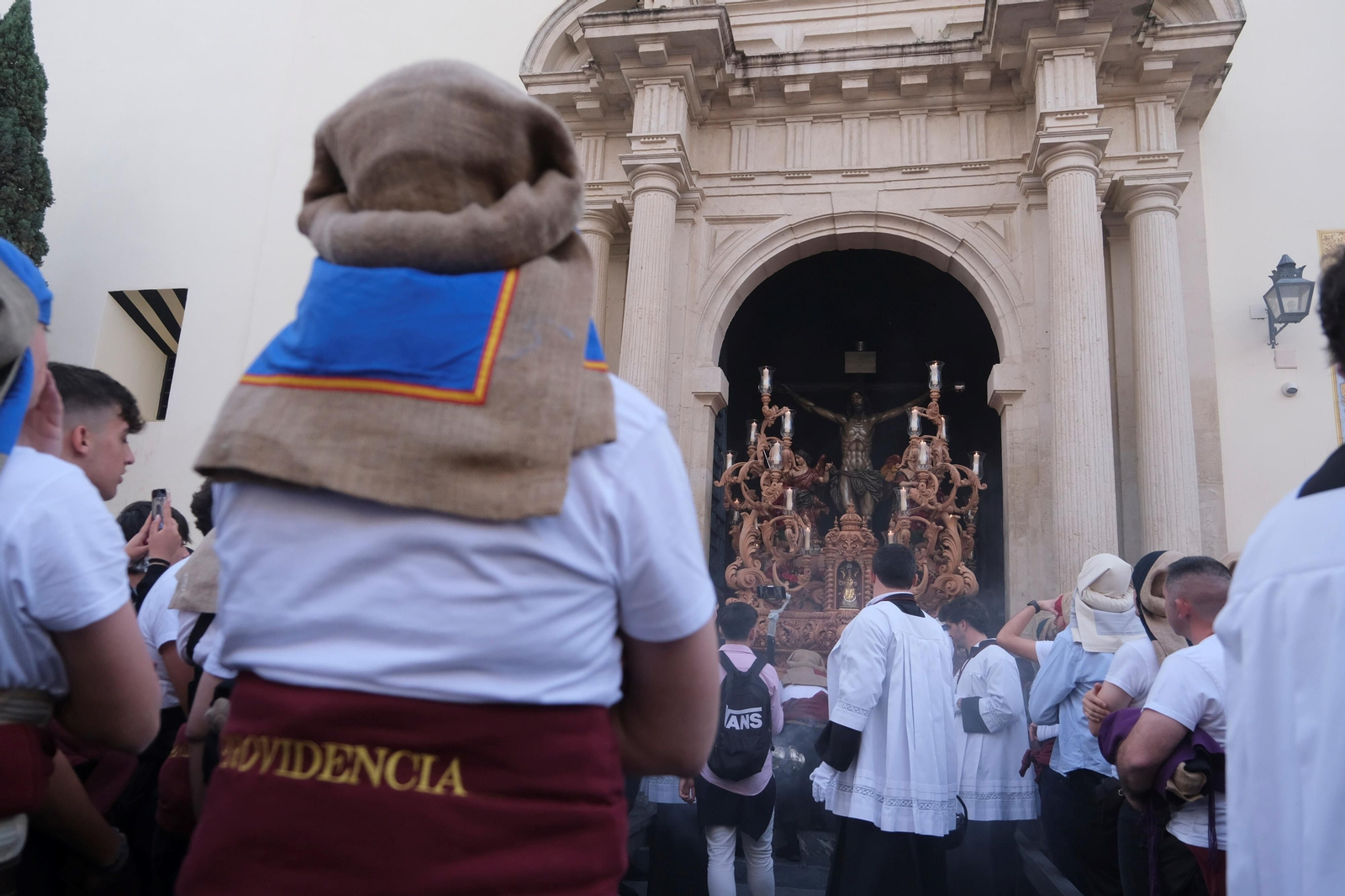 El vía crucis del Cristo de la Providencia de Córdoba, en imágenes