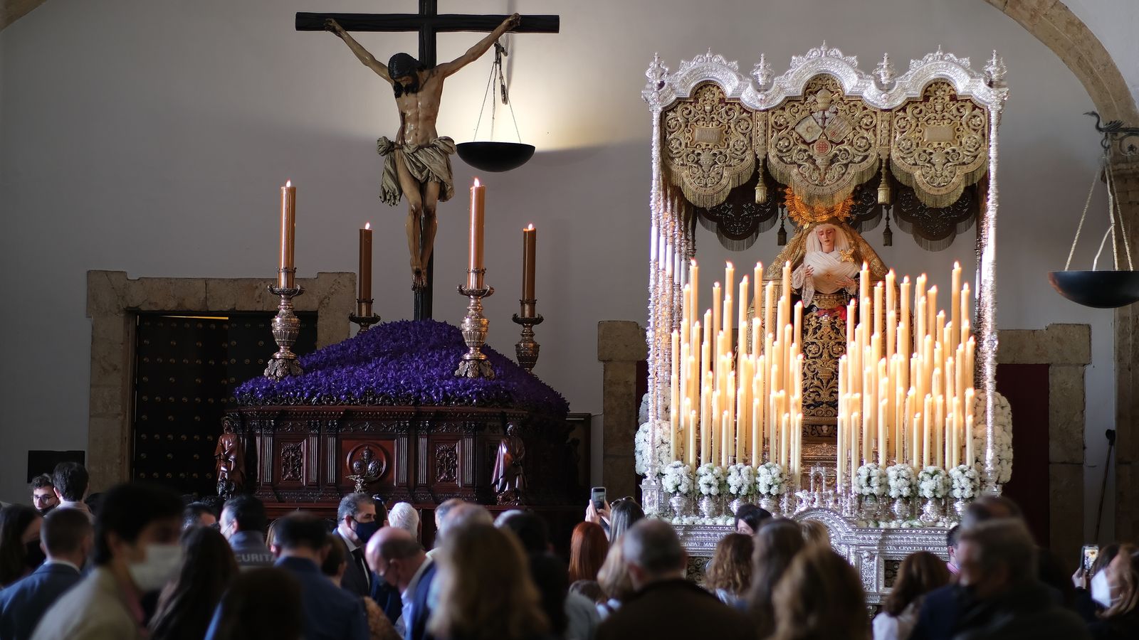 Los dos pasos de la Hermandad de Los Estudiantes en el Rectorado