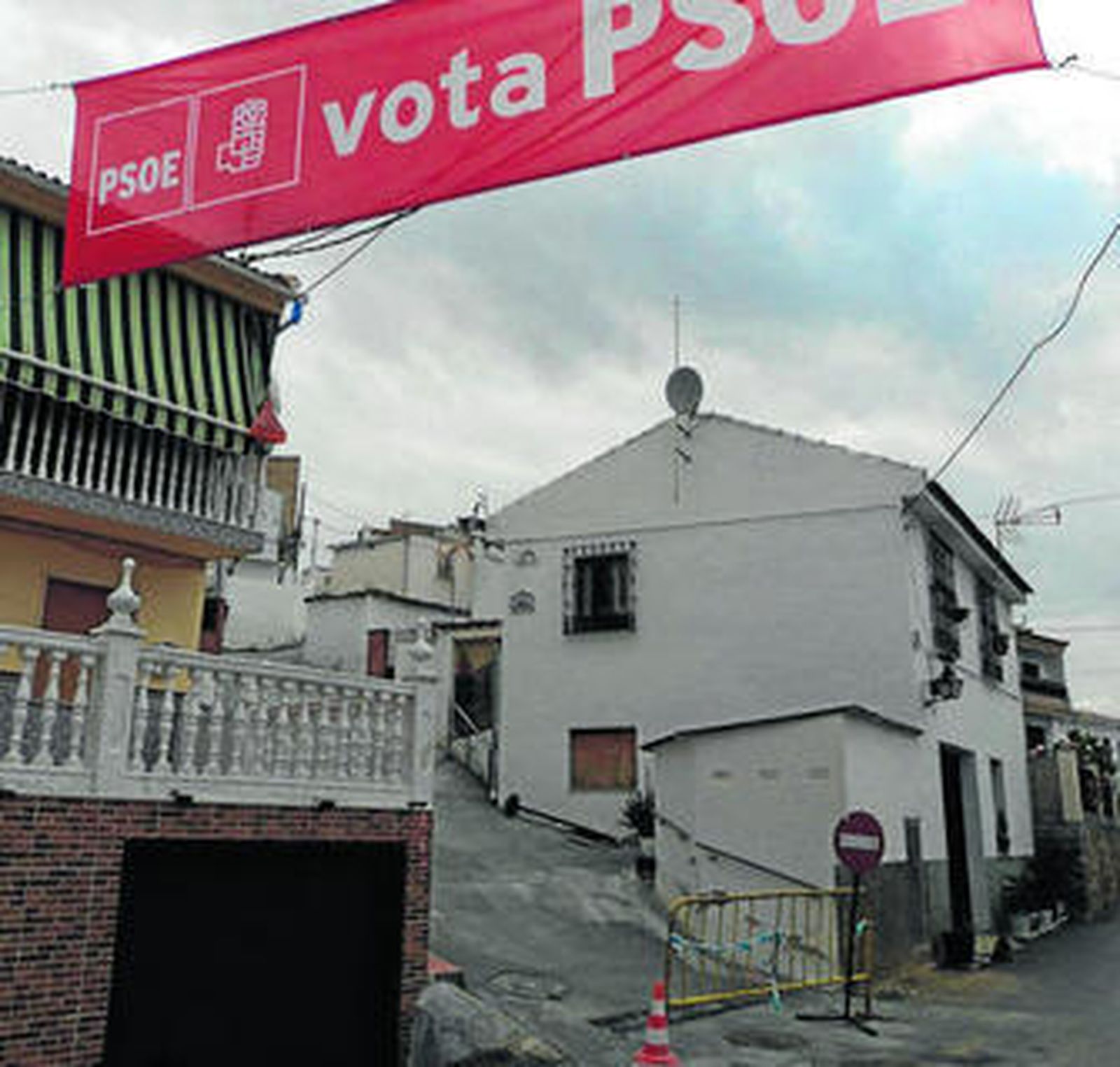 Propaganda electoral en la calle Límite, que divide el pueblo en dos.