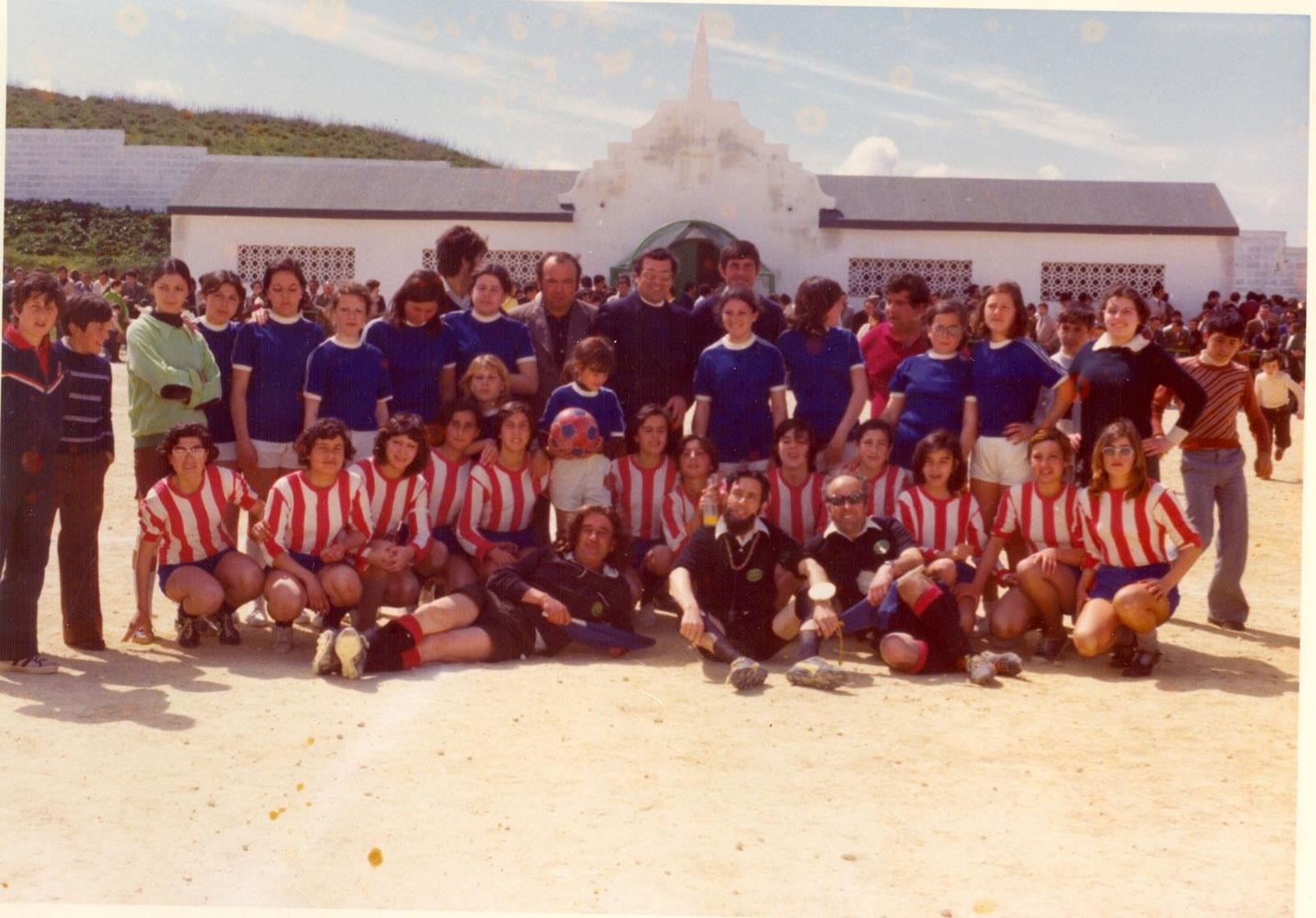 Imagen de las futbolistas que en 1977 se enfrentaron sobre el albero de La Corredera.