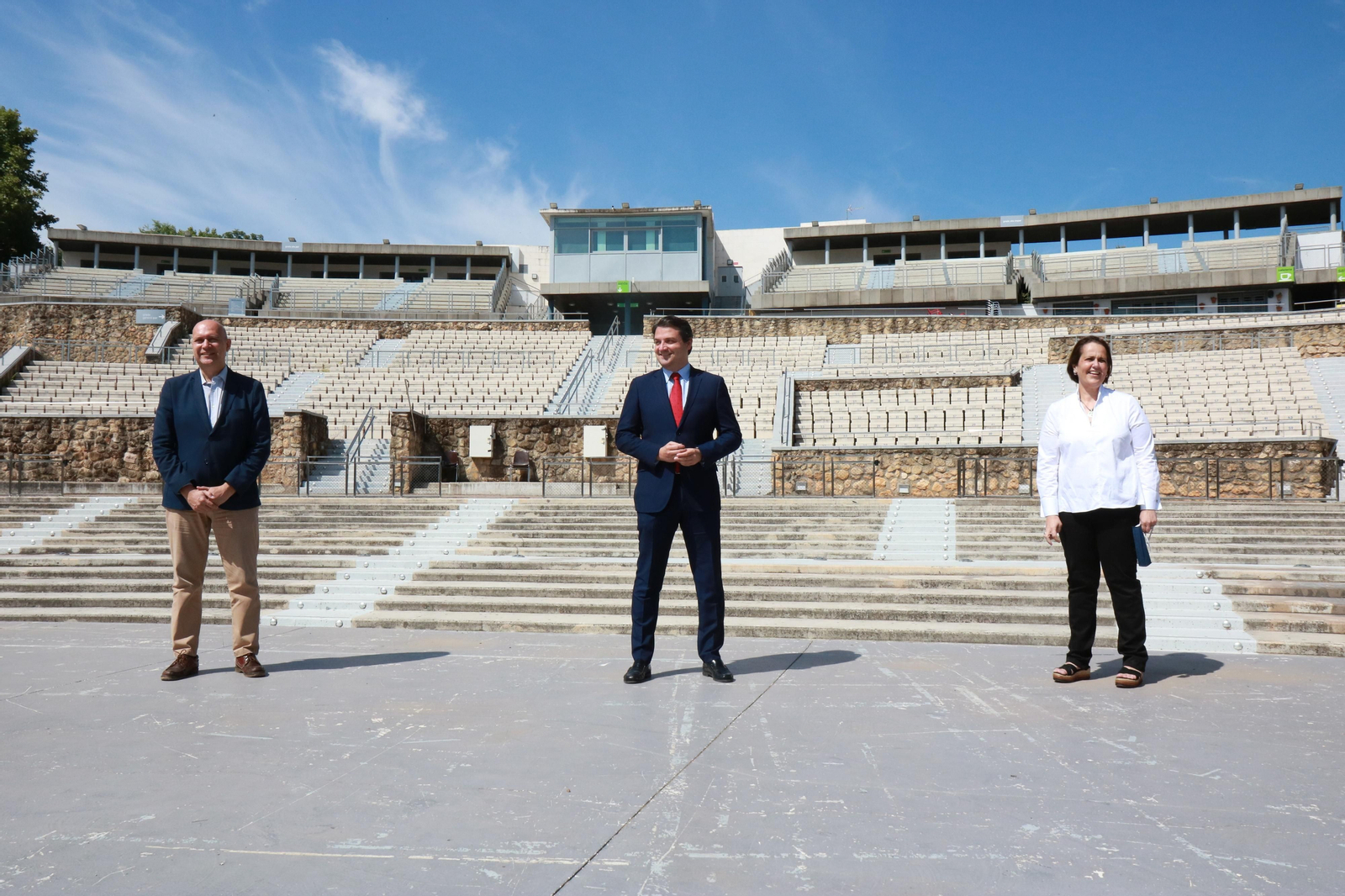 El gerente del IMAE, Juan Rafael Martínez, José María Bellido y Blanca Torrent, durante una rueda de prensa en la Axerquía.