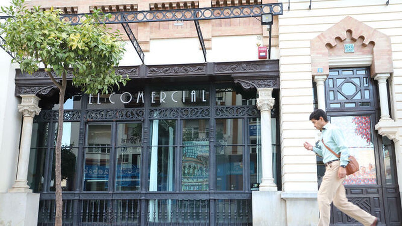 Entrada de la sala El Comercial de la Fundación Cajasol en Huelva.