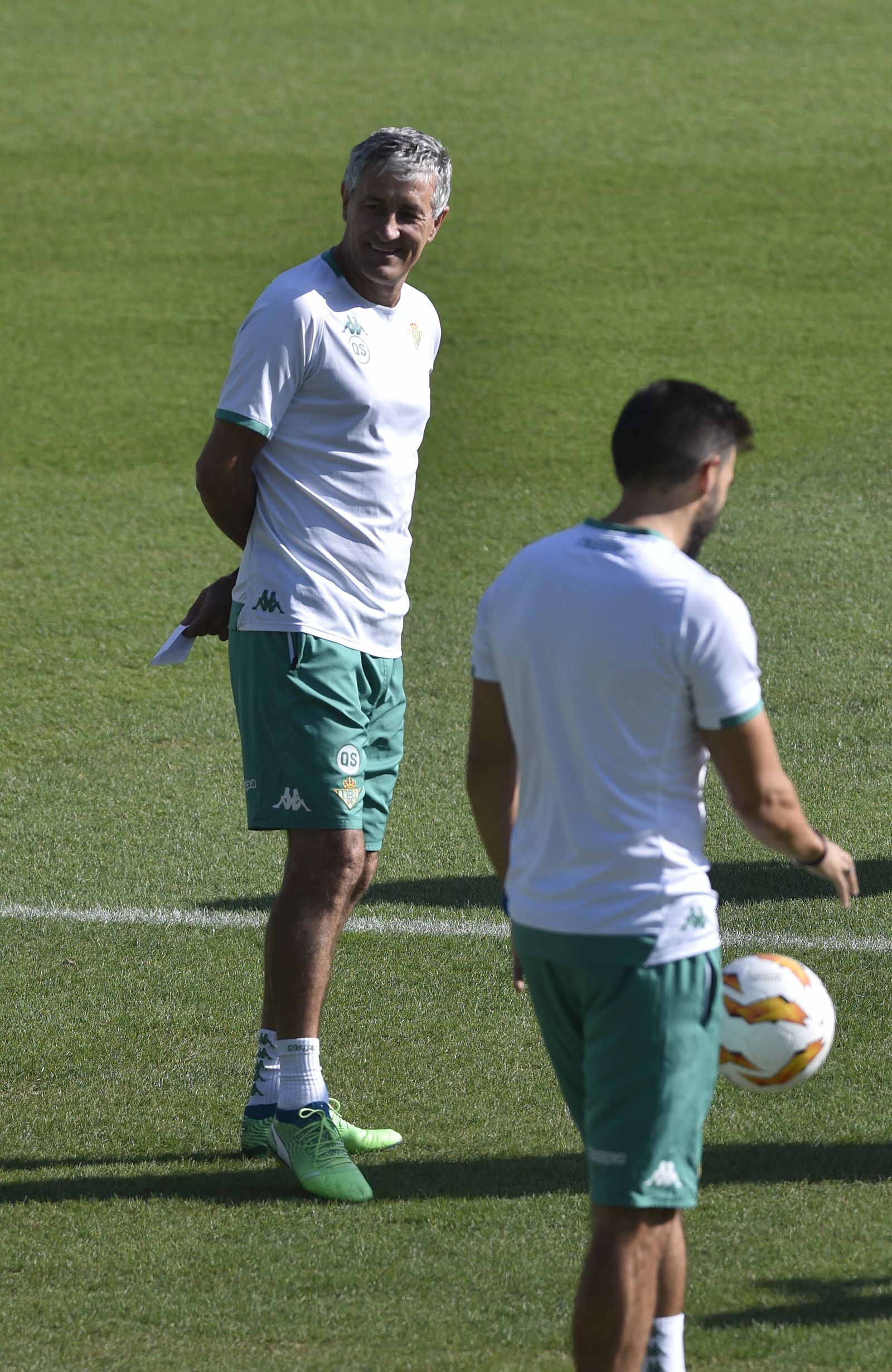 Quien Setién sonríe en la ciudad deportiva.