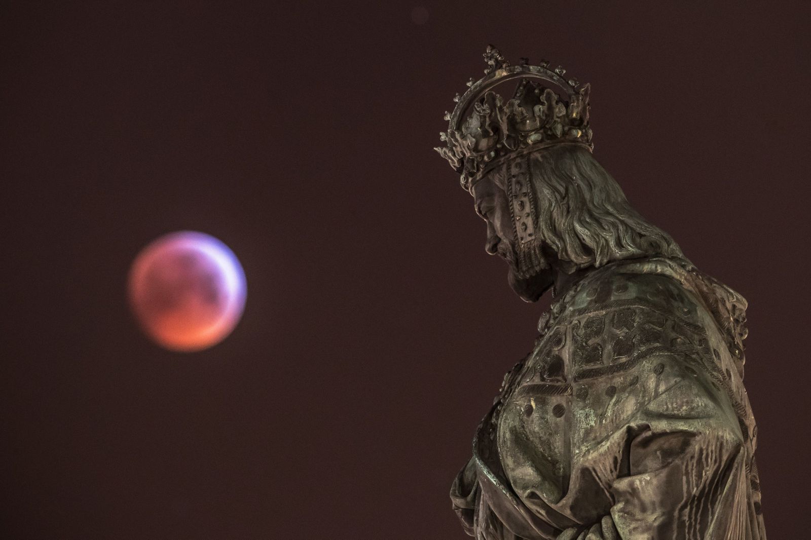 Eclipse lunar visto desde Praga (República Checa).