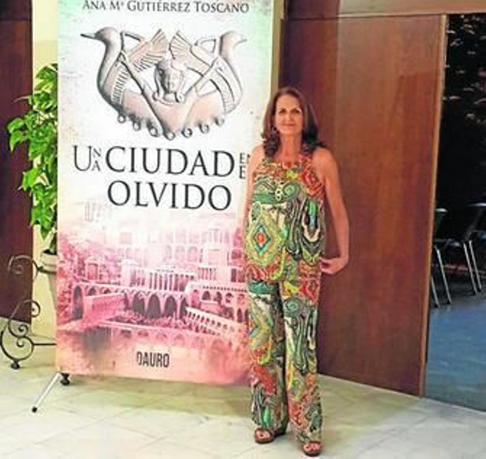 Ana María Gutiérrez Toscano, junto a la portada de su nueva obra.