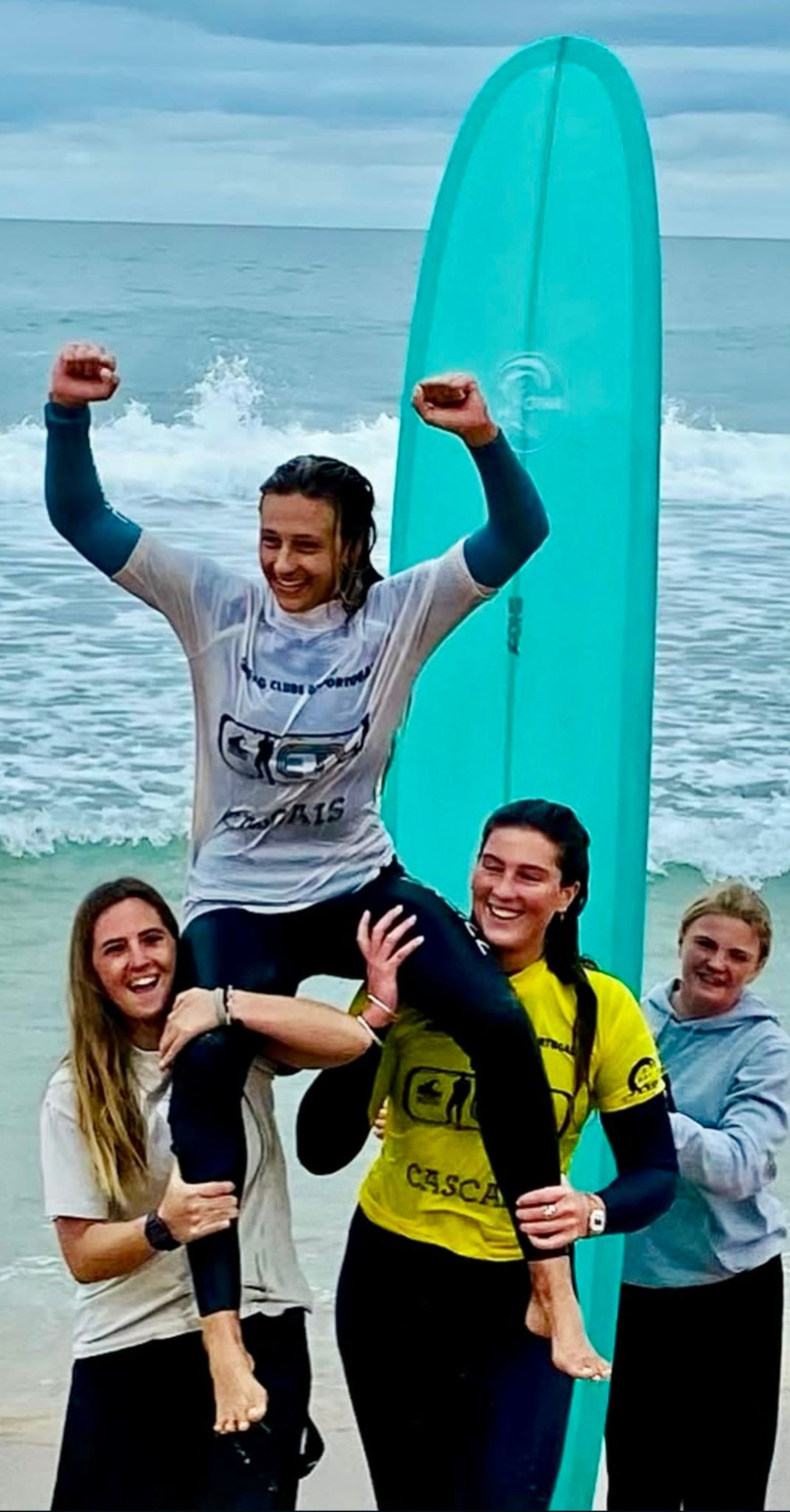 Julieta celebra el triunfo con otros campeones del circuito.